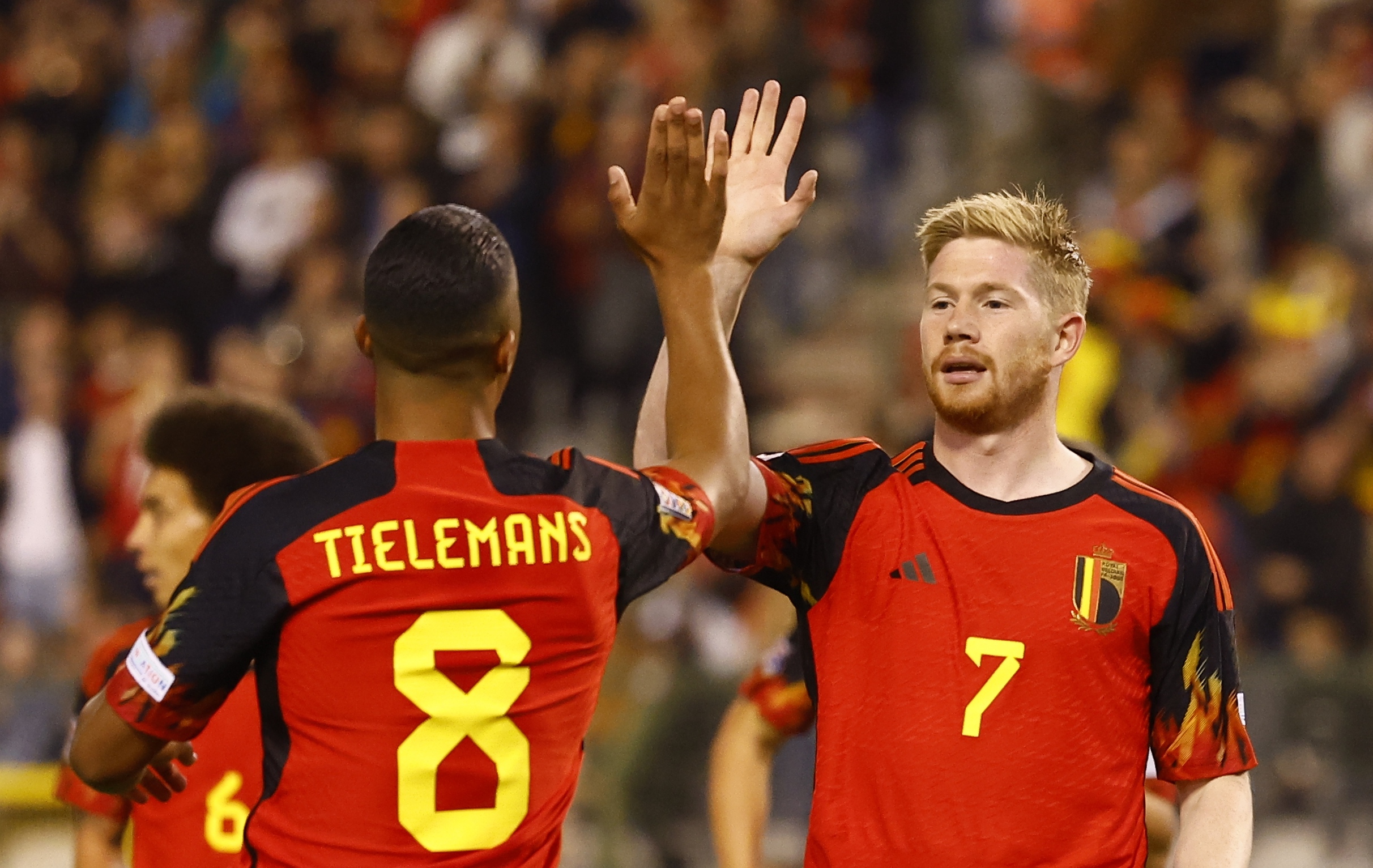 epa10199790 Belgium's Kevin De Bruyne (R) celebrates with teammate Youri Tielemans (L) after scoring the 1-0 lead during the UEFA Nations League soccer match between Belgium and Wales in Brussels, Belgium, 22 September 2022.  EPA-EFE/STEPHANIE LECOCQ