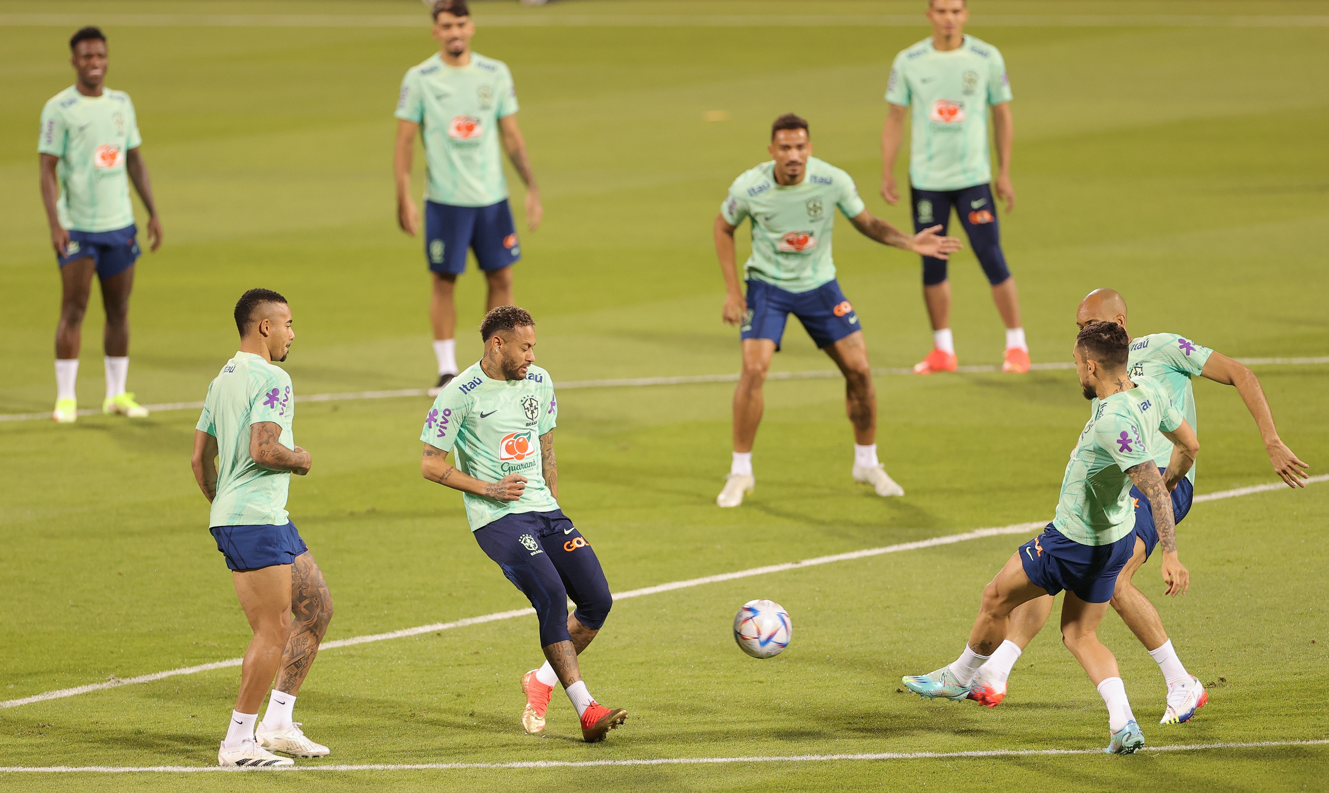 epa10318253 Neymar (C) and teammates of Brazil attend a training session of the team in Doha, Qatar, 21 November 2022. Brazil will face Serbia on 24 November their group G match of the FIFA World Cup 2022.  EPA-EFE/Friedemann Vogel