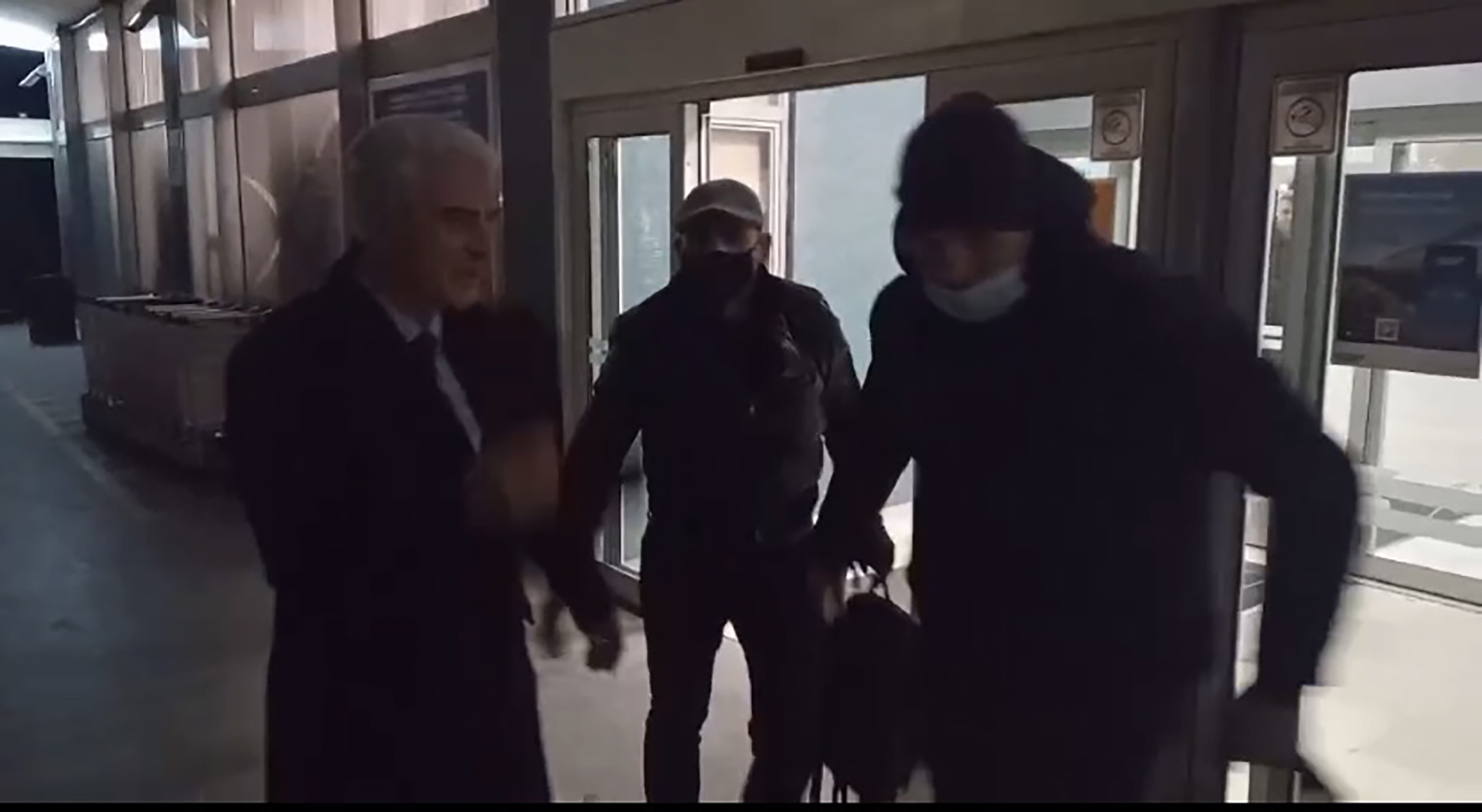 Beograd 30.11.2022. Deportacija Luke Bojovića, policija, beogradski aerodrom, aerodrom Nikola Tesla, Luka Bojović