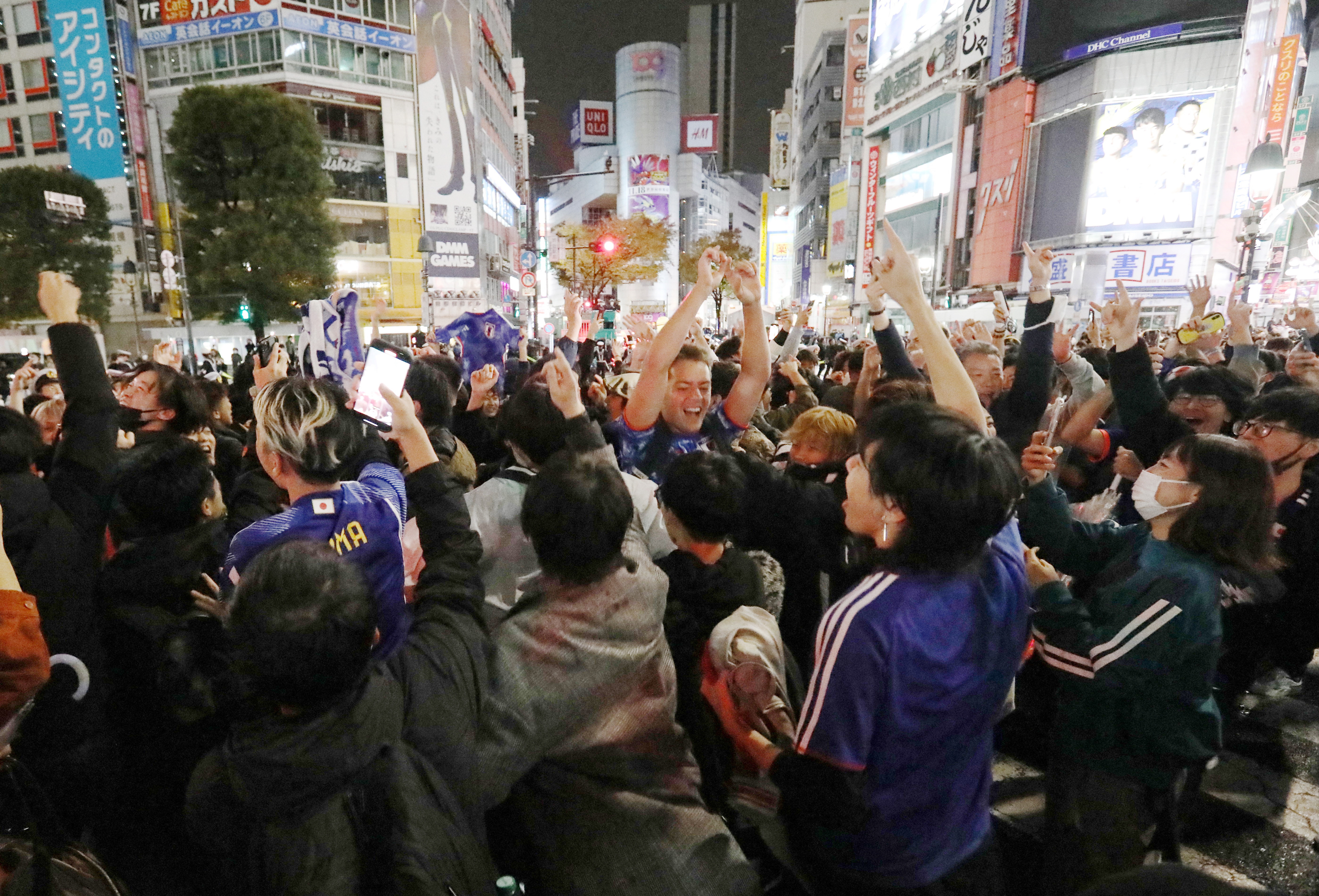 epa10323905 Japan supporters cheer after Japan defeated Germany at their first soccer match of the World Cup group E, in Tokyo, Japan, early 24 November 2022.  EPA-EFE/JIJI PRESS JAPAN OUT EDITORIAL USE ONLY/