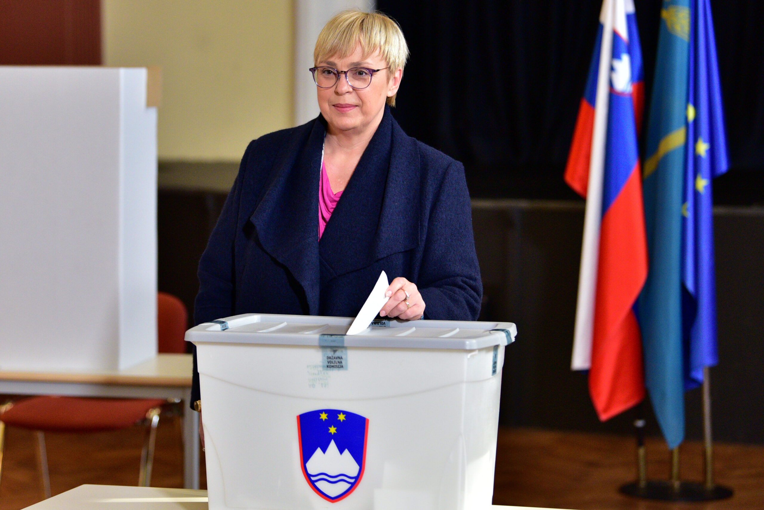epa10303129 Independent candidate Natasa Pirc Musar casts her ballot during the second round of the Slovenian presidential elections, at a polling station in Radomlje, Slovenia, 13 November 2022.  EPA-EFE/IGOR KUPLJENIK