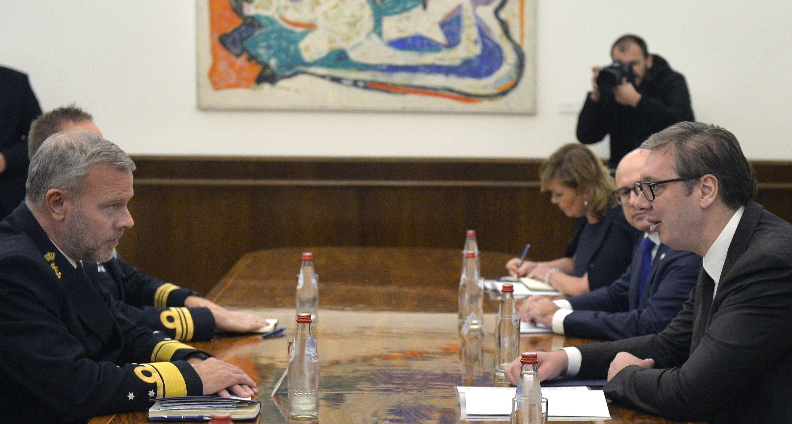 Beograd, 28. oktobra 2022 - Predsednik Republike Srbije Aleksandar Vucic primio je predsedavajuceg Vojnog komiteta NATO Admirala Roba Bauera. FOTO TANJUG/ RADE PRELIC/ bs