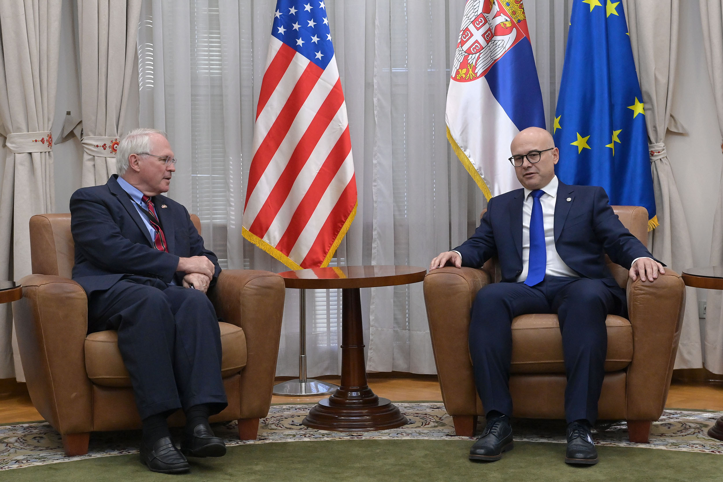 Beograd, 28. oktobra 2022.- Potpredsednik Vlade i ministar odbrane Milos Vucevic sastao se danas s ambasadorom SAD u Srbiji Kristoferom Hilom. FOTO TANJUG/ MINISTARSTVO ODBRANE I VOJSKE SRBIJE/ nr