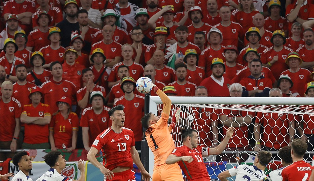 epa10318963 Goalkeeper Matt Turner of the USA (C) saves ahead of Gareth Bale (CR) of Wales during the FIFA World Cup 2022 group B soccer match between the USA and Wales at Ahmad bin Ali Stadium in Doha, Qatar, 21 November 2022.  EPA-EFE/Ronald Wittek