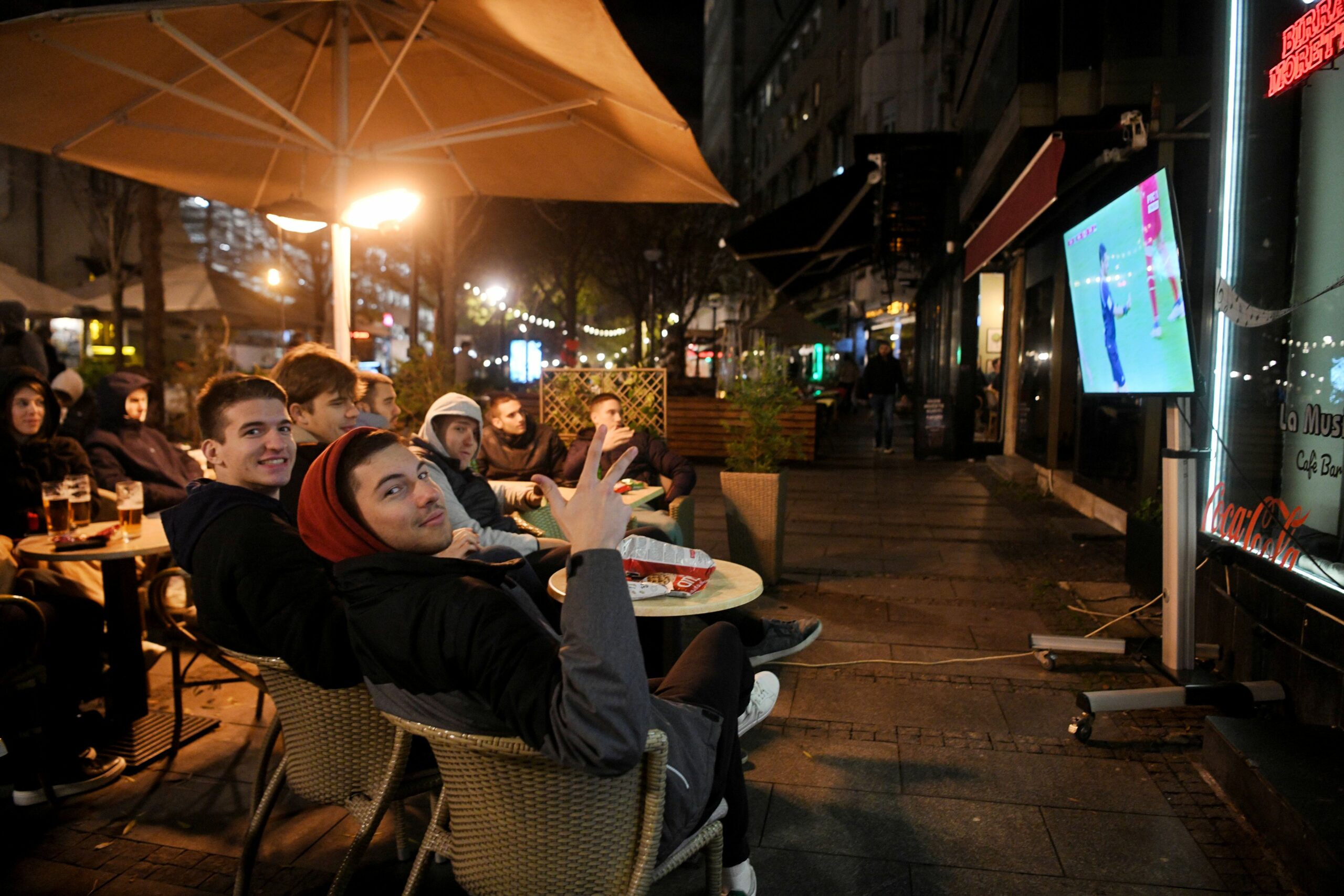 Beograd, 24.11.2022. Prva utakmica Srbije na Svetskom prvenstvu u Kataru, Srbija Brazil utakmica, Obilićev venac, kafići, svi gledaju utakmicu Foto: Filip Krainčanić/Nova.rs