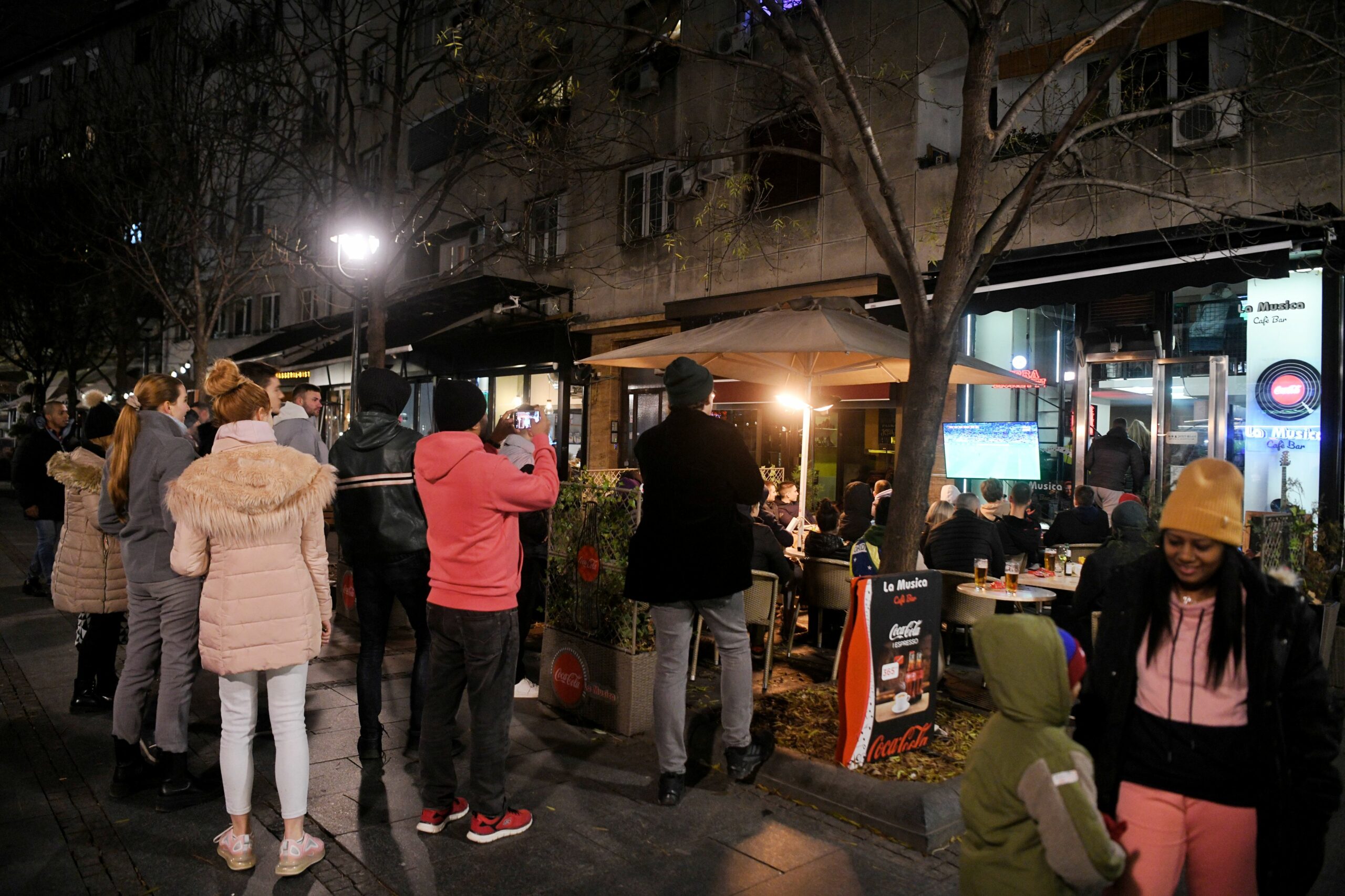 Beograd, 24.11.2022. Prva utakmica Srbije na Svetskom prvenstvu u Kataru, Srbija Brazil utakmica, Obilićev venac, kafići, svi gledaju utakmicu Foto: Filip Krainčanić/Nova.rs