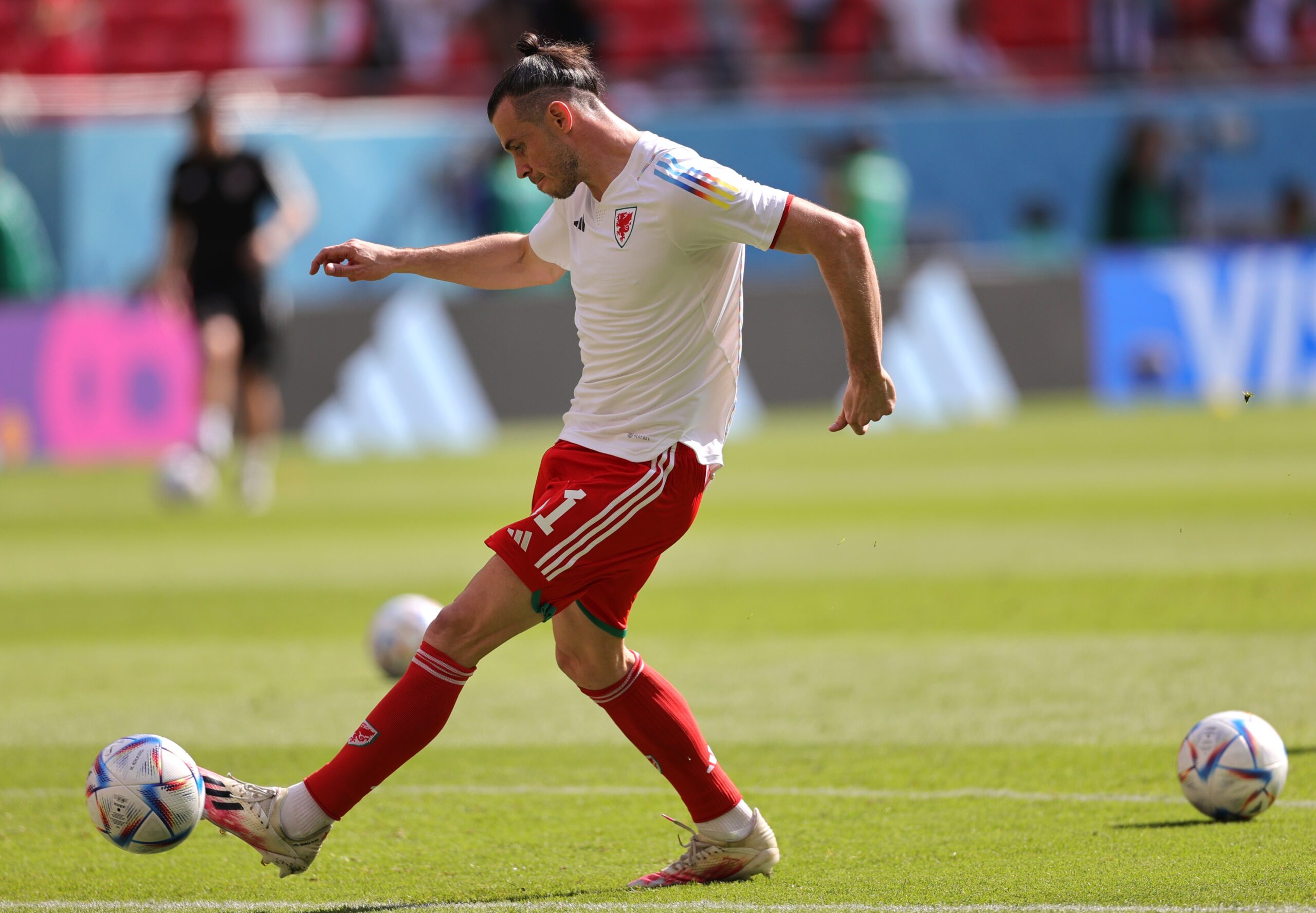 epa10326851 Gareth Bale of Wales warms up prior to the FIFA World Cup 2022 group B soccer match between Wales and Iran at Ahmad bin Ali Stadium in Doha, Qatar, 25 November 2022.  EPA-EFE/Friedemann Vogel