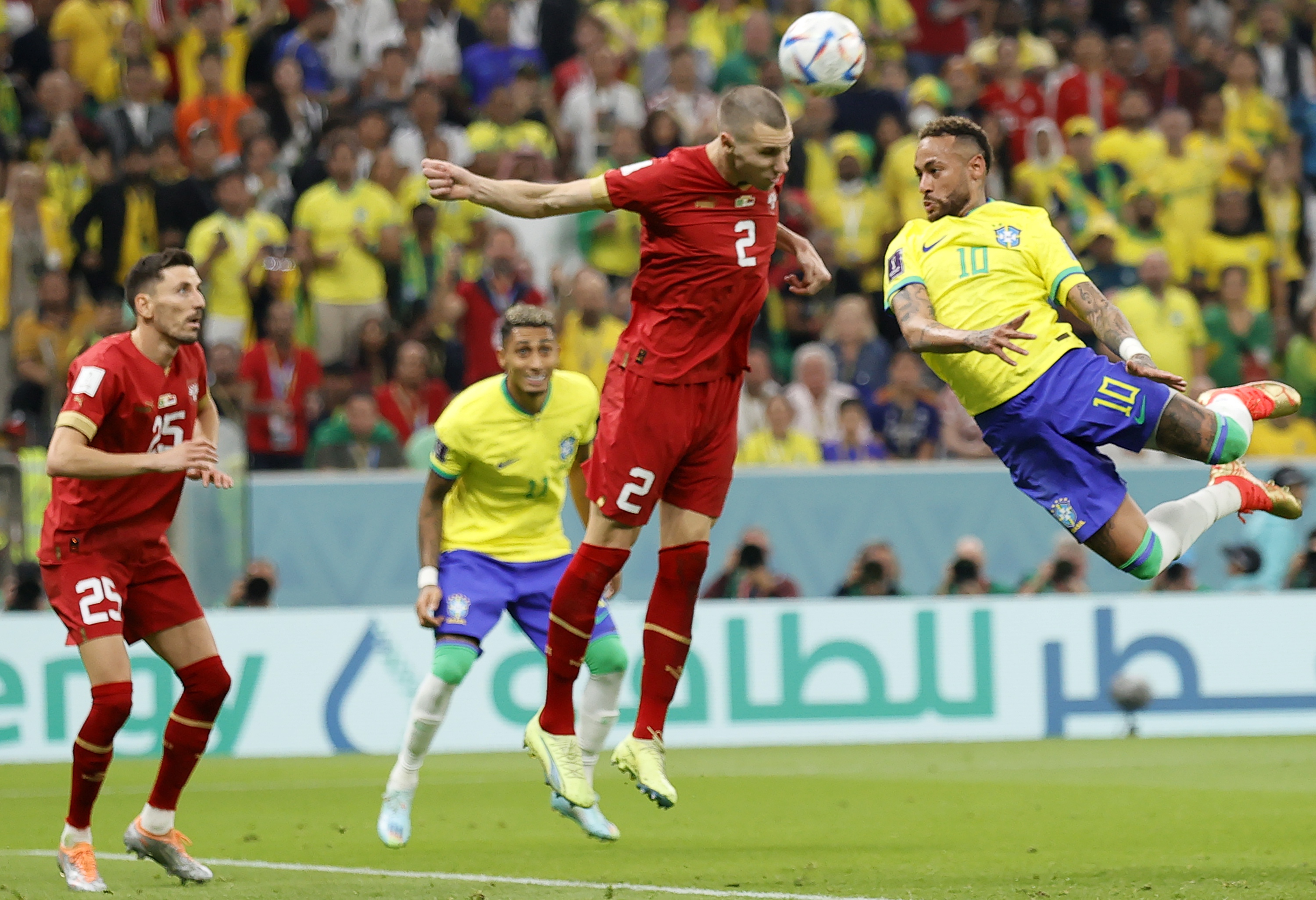 epa10326108 Neymar (R) of Brazil in action against Strahinja Pavlovic of Serbia during the FIFA World Cup 2022 group G soccer match between Brazil and Serbia at Lusail Stadium in Lusail, Qatar, 24 November 2022.  EPA-EFE/Ronald Wittek