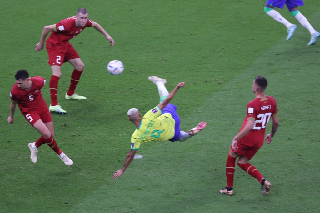 epa10326209 Richarlison scores the 2-0 goal during the FIFA World Cup 2022 group G soccer match between Brazil and Serbia at Lusail Stadium in Lusail, Qatar, 24 November 2022.  EPA-EFE/Ali Haider