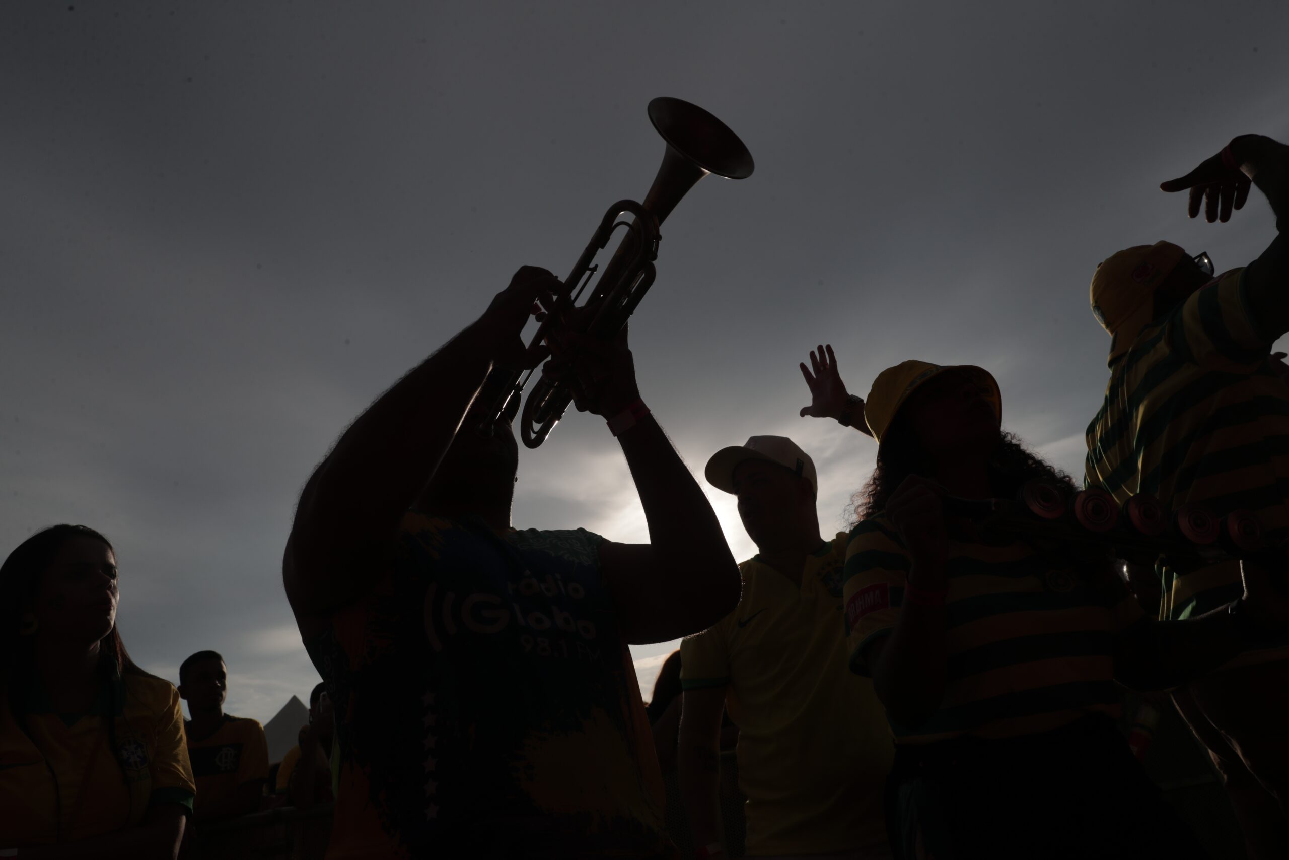 epa10326231 Brazilian fans watch the FIFA World Cup 2022 group G soccer match between Brazil and Serbia at the Brahma FIFA Fan Festival Arena, in Copacabana, Rio de Janeiro, Brazil, 24 November 2022.  EPA-EFE/ANDRE COELHO