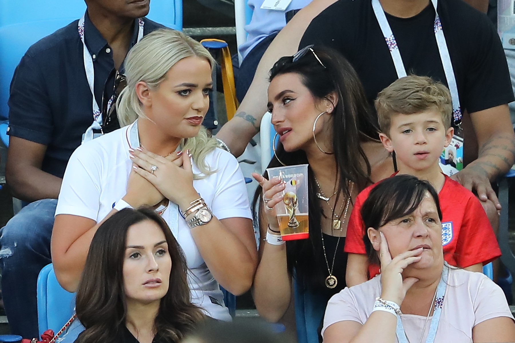 Les familles de l'équipe d'Angleterre dans les tribunes lors du