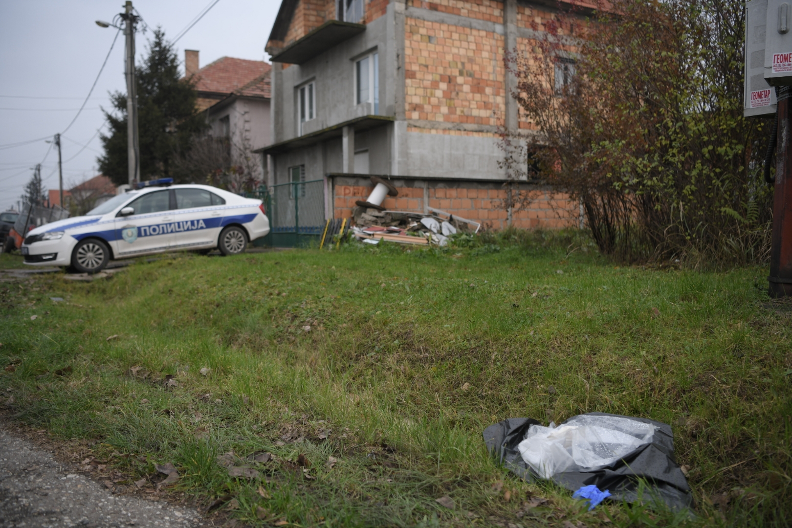 Beograd 08. decembar 2022. Ugrinovci dan posle pucnjave, muškarac izrešetan u BMW Brutalno ubistvo usred dana u Ugrinovcima policija uviđaj Foto:Dragan Mujan