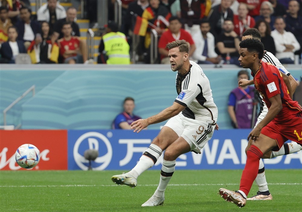 epa10333403 Niclas Fuellkrug (L) of Germany scores the equalizer during the FIFA World Cup 2022 group E soccer match between Spain and Germany at Al Bayt Stadium in Al Khor, Qatar, 27 November 2022.  EPA-EFE/Ronald Wittek