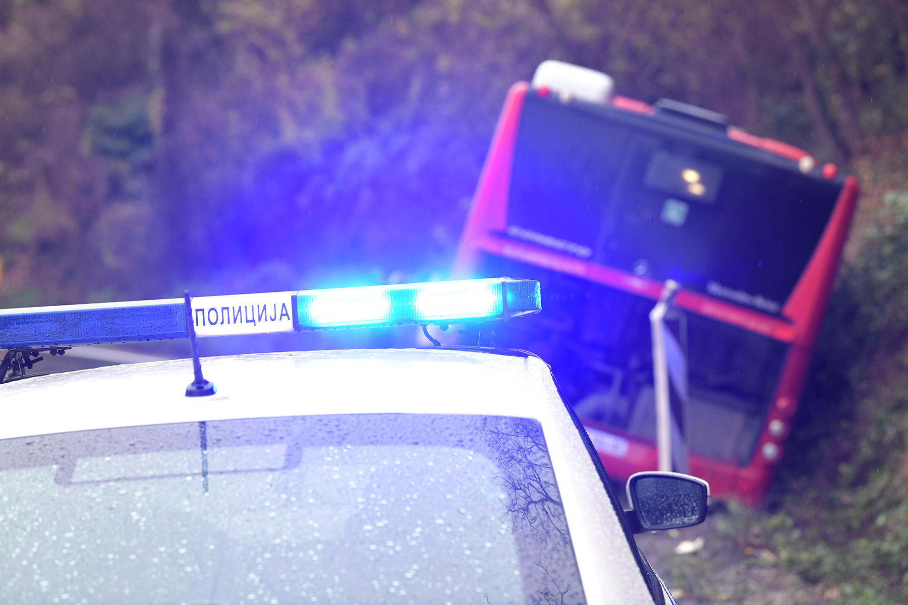 Beograd 26. novembar 2021. Autobus javnog prevoza se prevrnuo kod mesta Duboko, posle sudara kamiona i autobusa na putu kod Umke Foto:Goran Srdanov/Nova.rs policija ilustracija