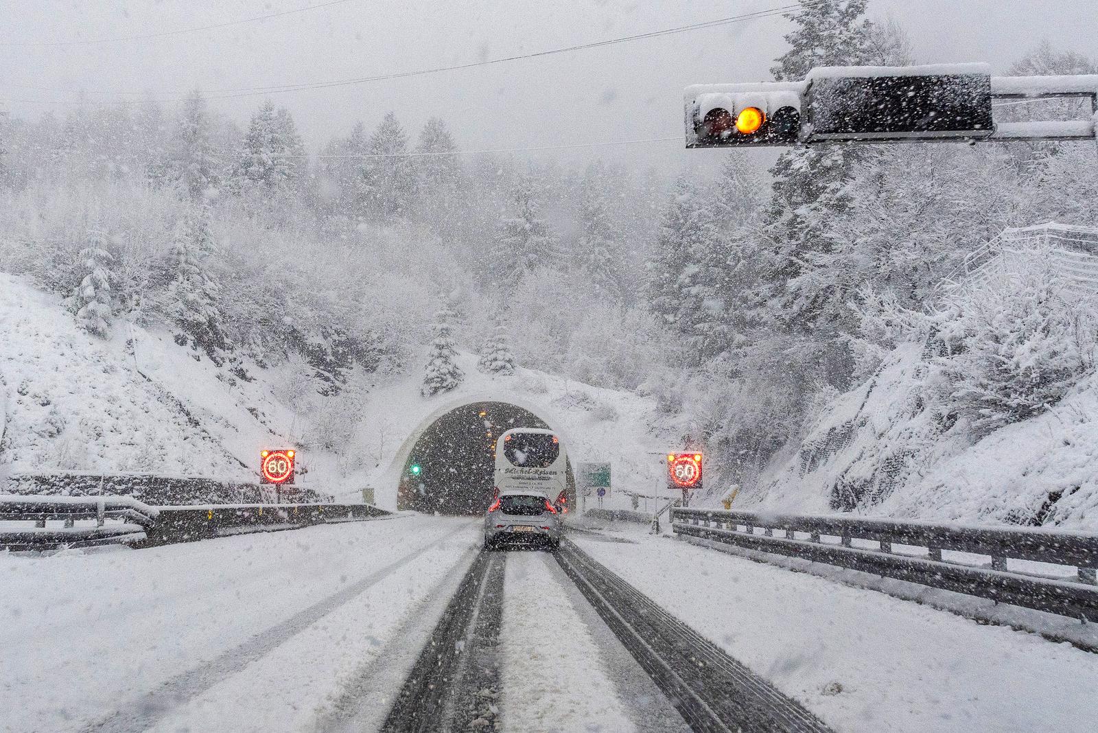 Na autocesti Karlovac - Rijeka otežana je vožnja zbog zimskih uvijeta