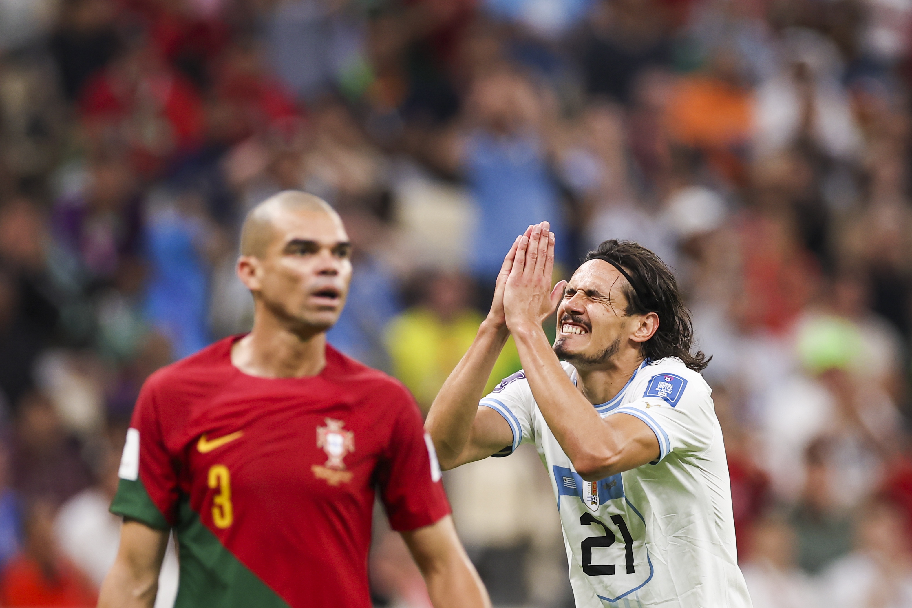 epa10335500 Pepe (L) of Portugal in action against Edinson Cavani (R) of Uruguay during the FIFA World Cup 2022 group H soccer match between Portugal and Uruguay at Lusail Stadium in Lusail, Qatar, 28 November 2022.  EPA-EFE/JOSE SENA GOULAO