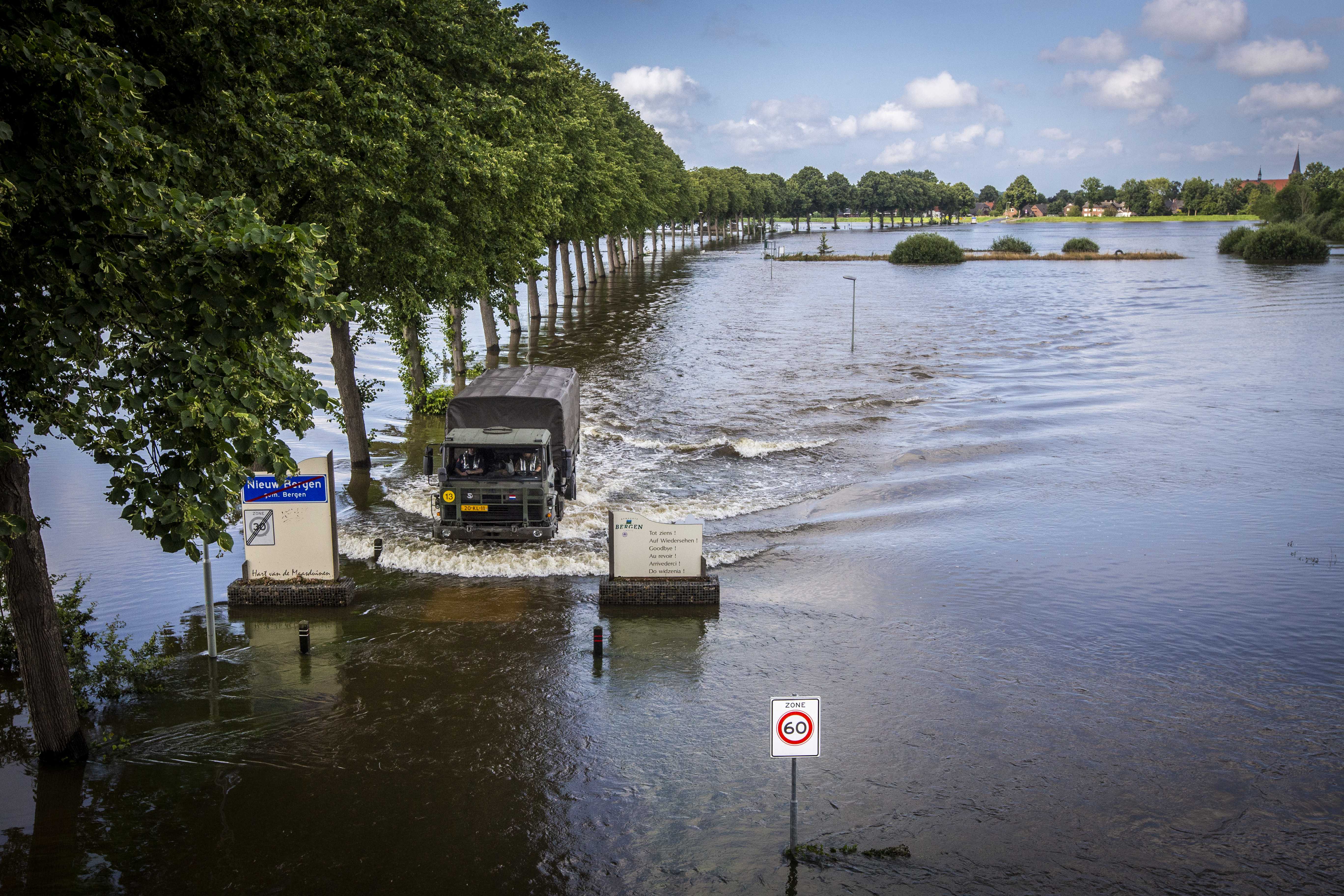 Meuse flood water level in Limburg continues to fall