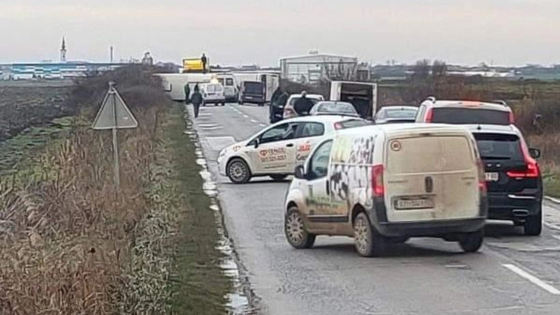 Zatvoren put Vojka-Kršnješevci zbog prevrtanja školskog autobusa. Prema prvim informacijama, đaci su bezbedno napustili autobus.