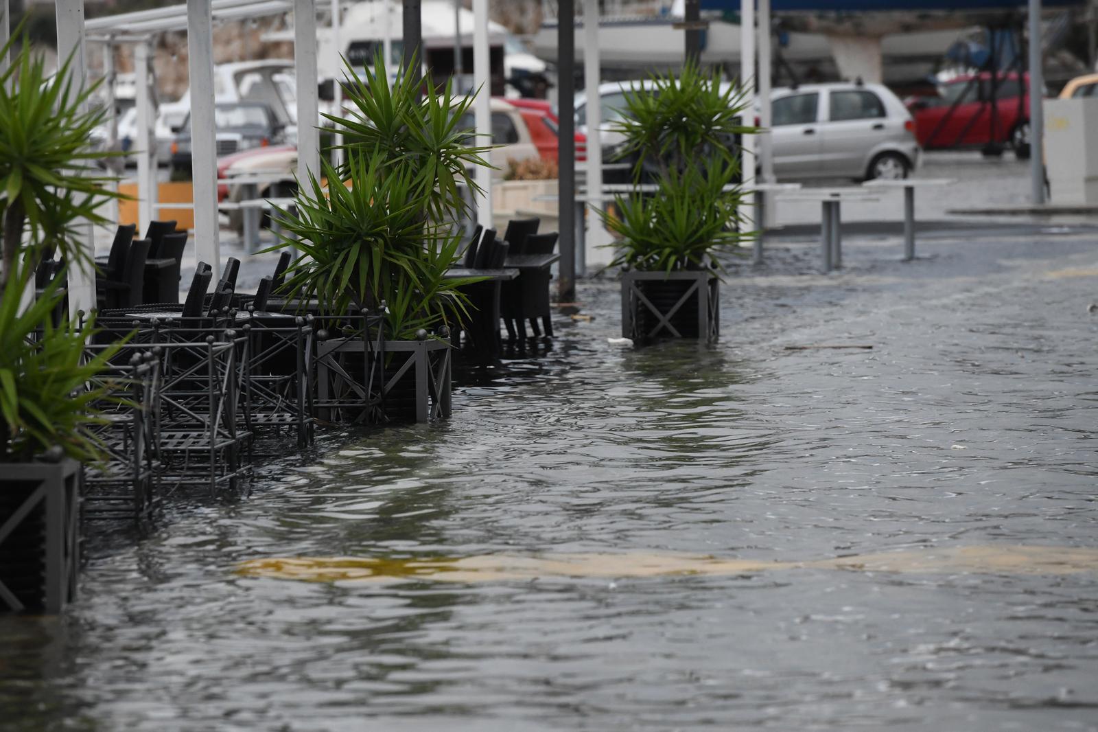 22.11.2022., Sibenik - Zbog velike plime policija i ophodnja cesta zaustavili promet u samom sredistu grada. Photo: Hrvoje Jelavic/PIXSELL
