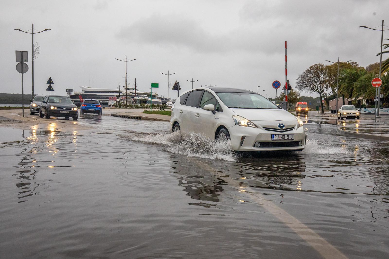 22.11.2022., Pula - 
Uslijed jakog juga vodostaj mora popeo se do vrha rive, no na srecu osim na nekoliko mjesta more se nije izlilo. Photo: Srecko Niketic/PIXSELL
