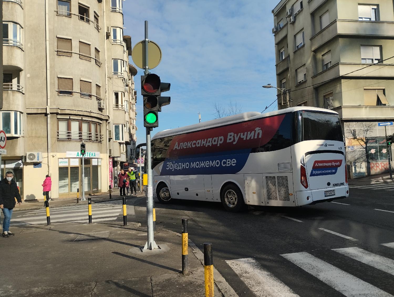 HRONIKA - Autobus Srpske napredne stranke izavao je danas oko podneva udes na uglu Sarajevske i Višegradske ulice, u kome nije bilo povređenih, a pričinjena je samo materijalna šteta. Foto: FoNet/Velimir Ilić