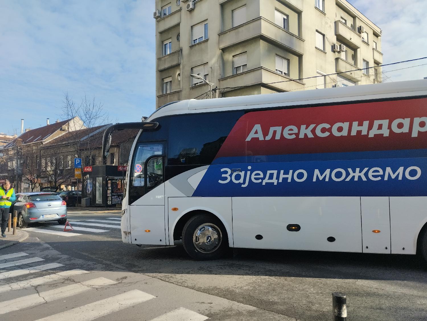 HRONIKA - Autobus Srpske napredne stranke izavao je danas oko podneva udes na uglu Sarajevske i Višegradske ulice, u kome nije bilo povređenih, a pričinjena je samo materijalna šteta. Foto: FoNet/Velimir Ilić