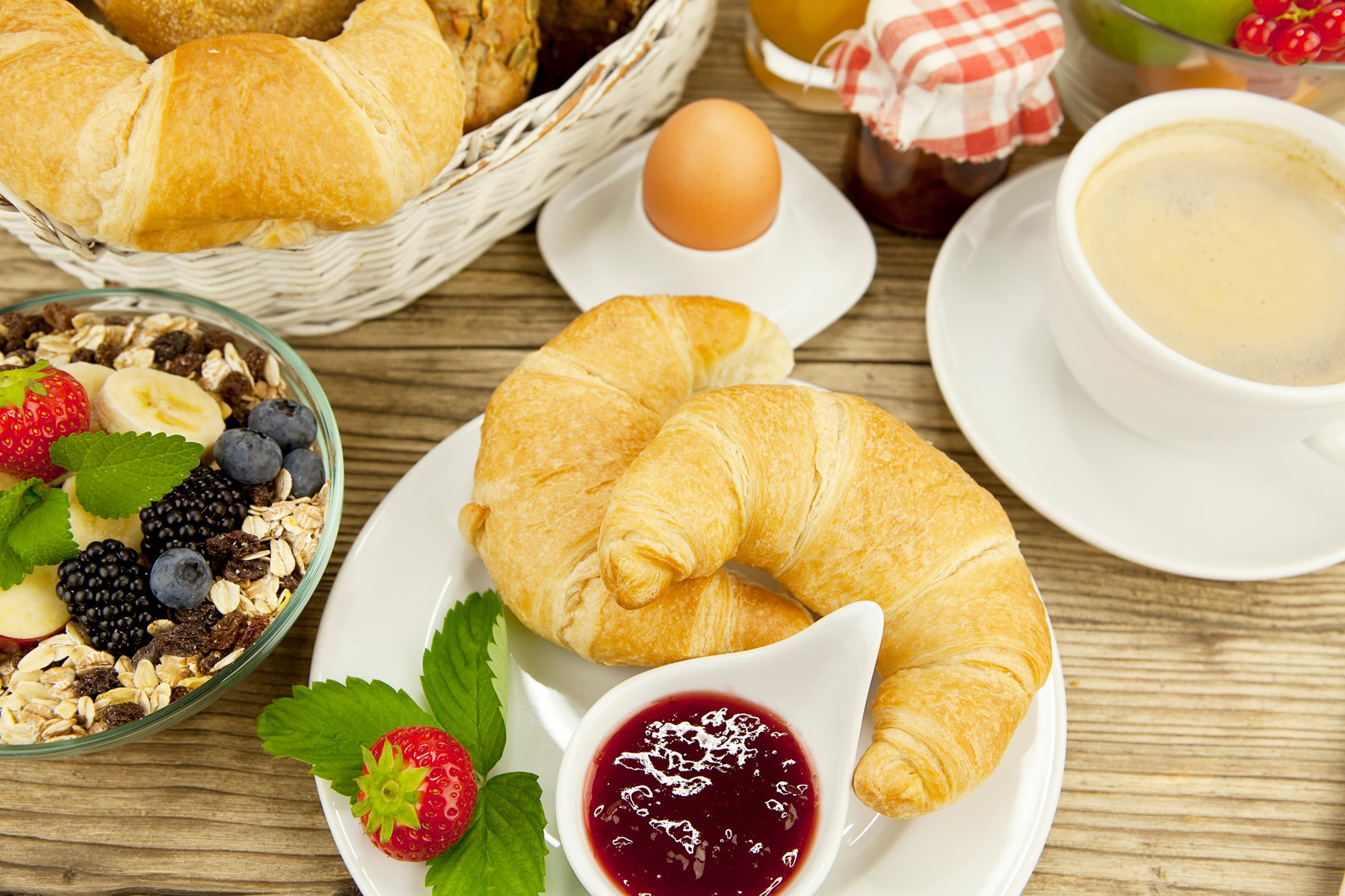 french breakfast with croissant, juice and jam on a wooden table,Image: 169471205, License: Royalty-free, Restrictions: , Model Release: no, Credit line: Nils Weymann / Panthermedia / Profimedia