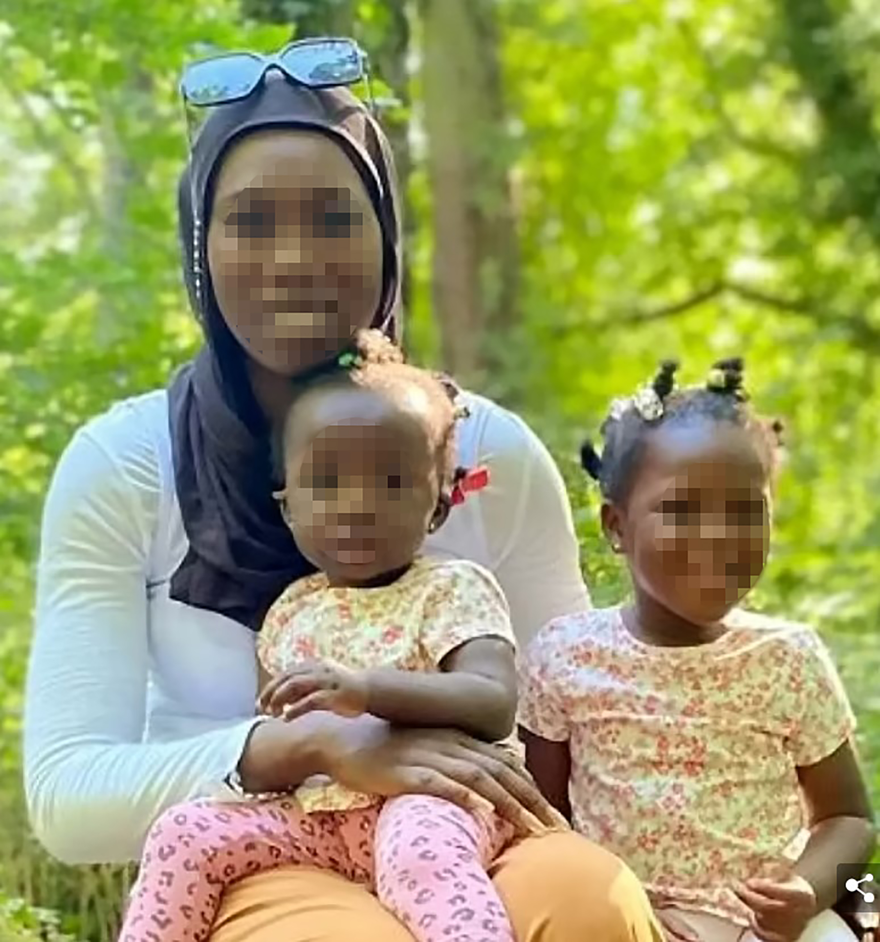 Fatoumatta Hydara, 28, and her two young children, Naeemah Drammeh (centre), one, and Fatimah Drammeh (right), aged three, ubio komšinicu