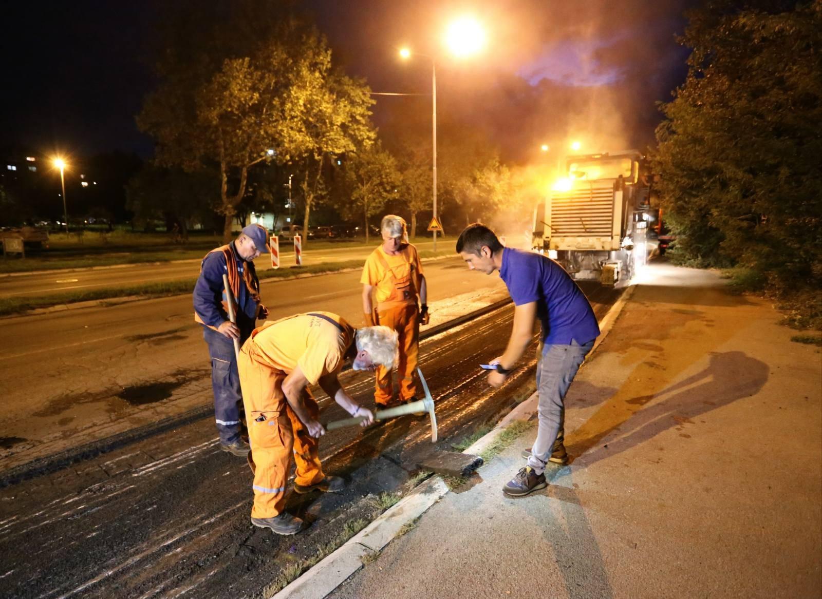 Gradonačelnik Beograda Aleksandar Šapić obišao je kasno sinoć radove na asfaltiranju Ulice Marka Čelebonovića na Bežanijskoj kosi