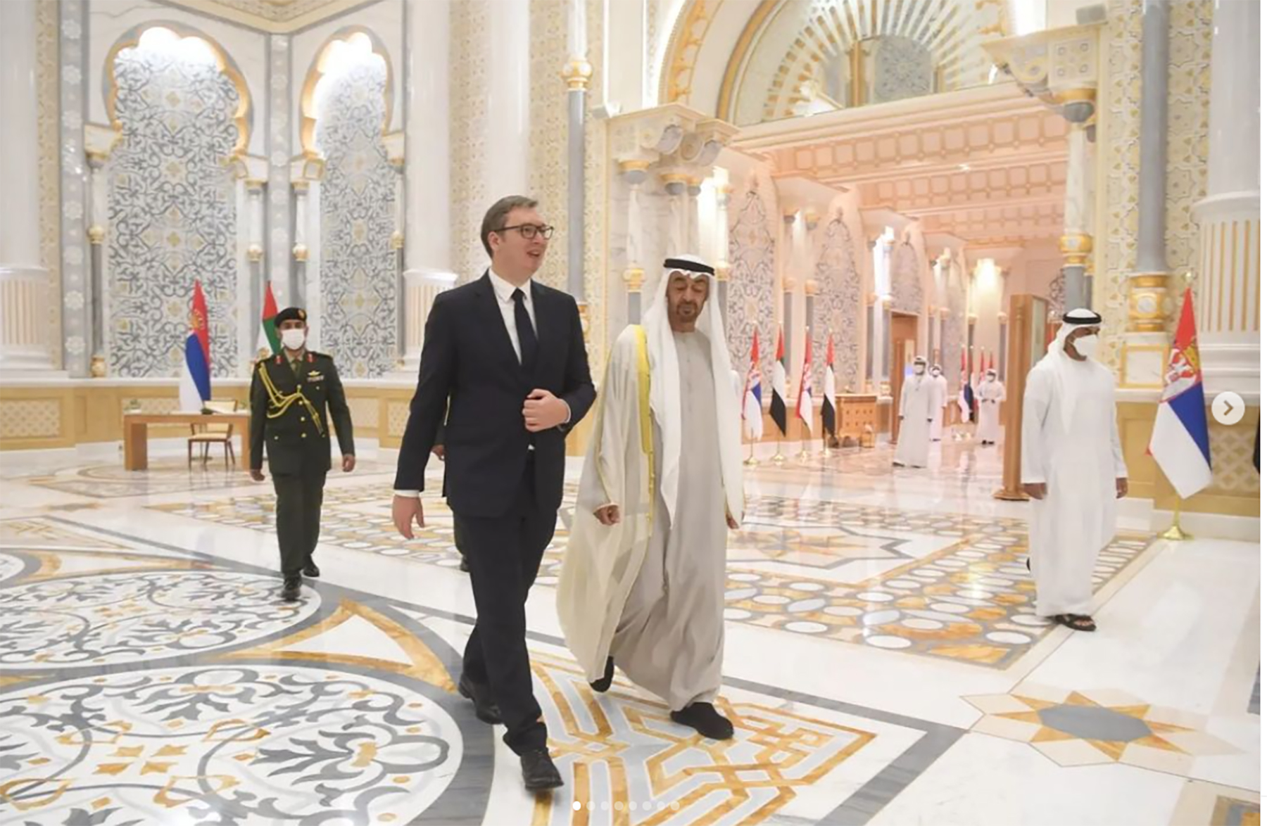 Predsednik Republike Srbije Aleksandar Vučić stigao je u palatu „Qasr al Watan“, gde ga je dočekao predsednik UAE Njegovo visočanstvo šeik Mohamed bin Zajed Al Nahjan