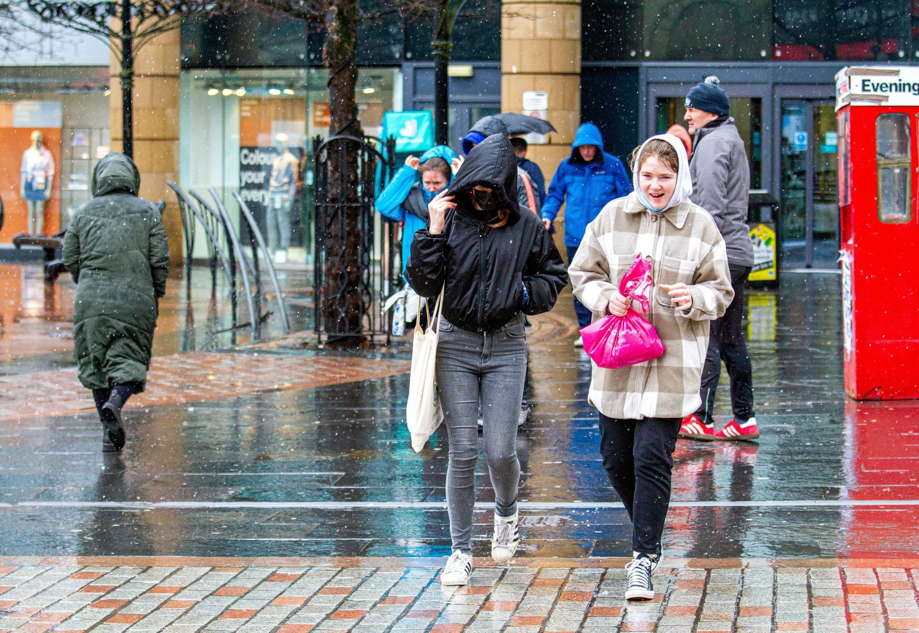 Dundee, Tayside, Scotland, UK. 18th Feb, 2022. UK Weather: Temperatures as low as 2C made for an extremely cold day in North East Scotland, with wintry showers. The heavy snowfall that fell overnight has melted, and the weather has turned cold and wintry