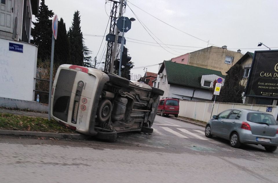 Novi Sad, udes, prevrnuo se kombi, prevrnut kombi Foto: 021.rs