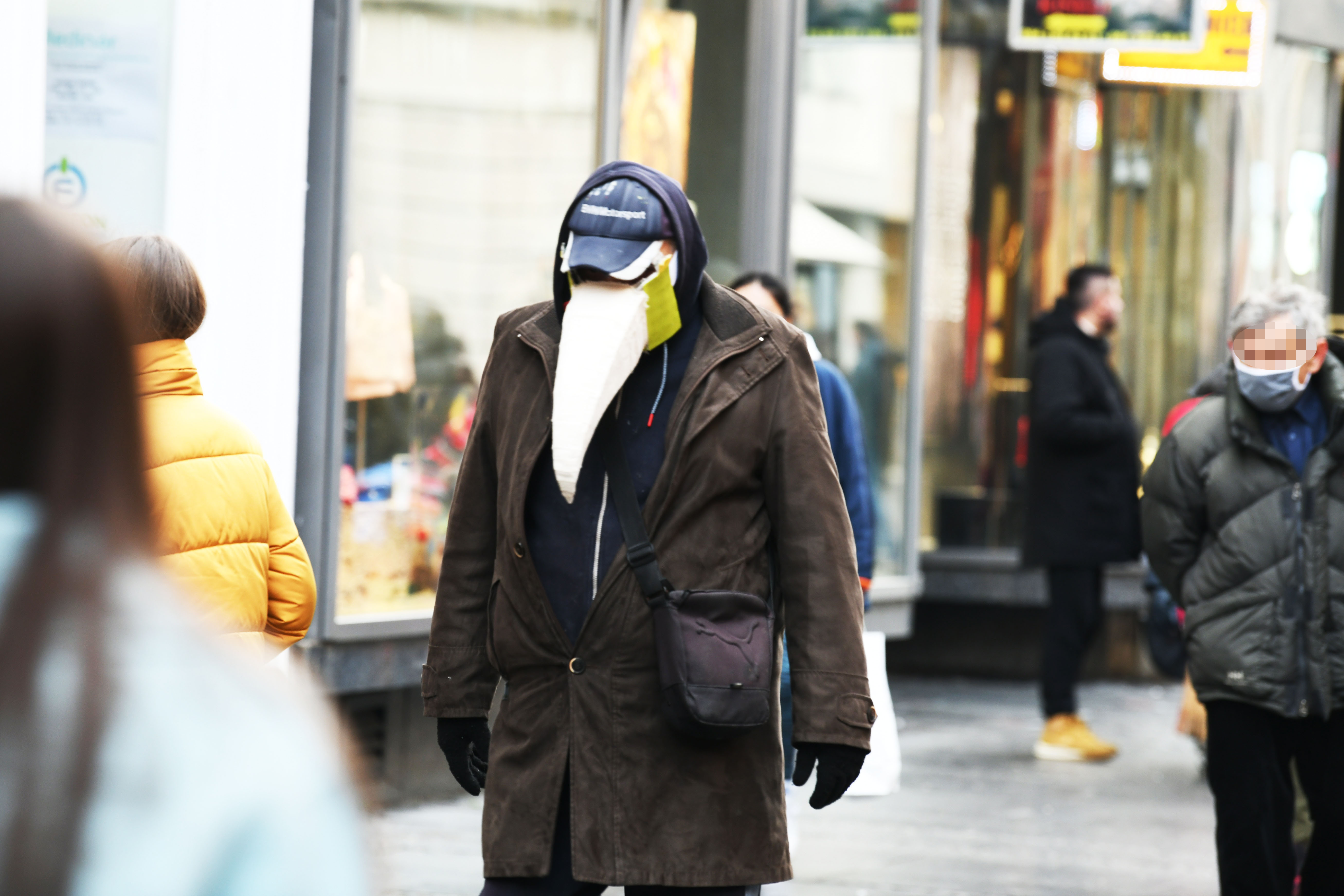 Beograd 21.12.2020. Čovek kljun, ptica, maska. Knez Mihailova ulica, gužva, kupovina, zima, koronavirus Foto: Vesna Lalić/Nova.rs