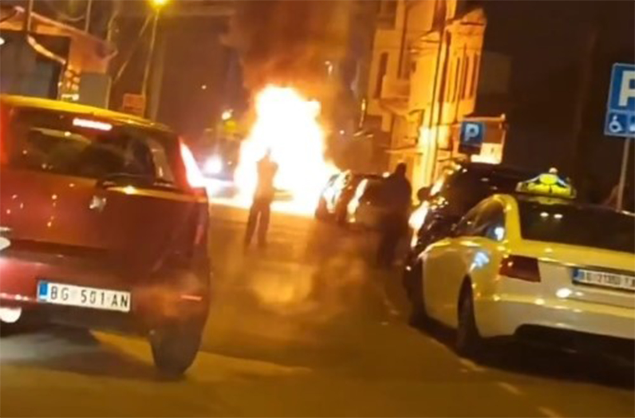 Zapalio se automobil kod Cukarice, blizu ada mola