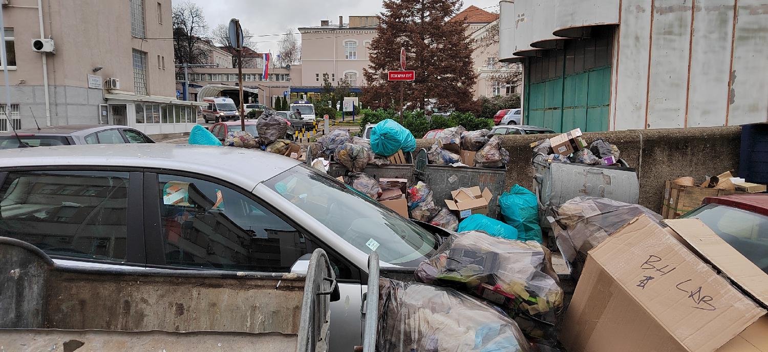 Mesto: Beograd
Datum: Mon Dec 12 15:09:23 CET 2022
Dogadjaj:  DRUŠTVO -Na ulazu u Univerzitetski Klinički centar Srbije nalazi se smetlište, koje nastaje usled prepunjenosti kontejnera, javlja danas reporter FoNeta
Izvor: FoNet