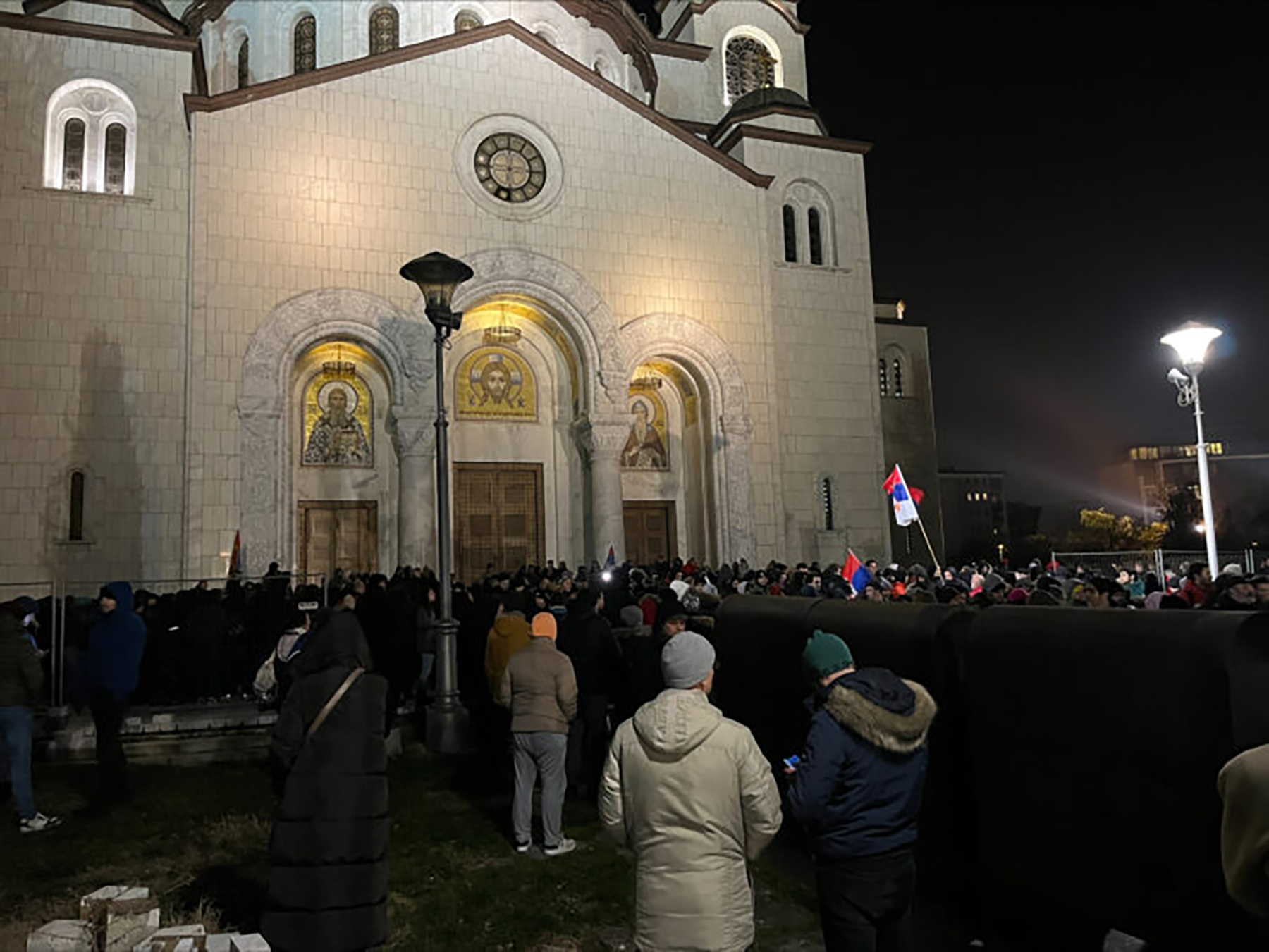 Skup ispred Hrama Svetog Save, okupljeni vikali „Kosovo je srce Srbije“