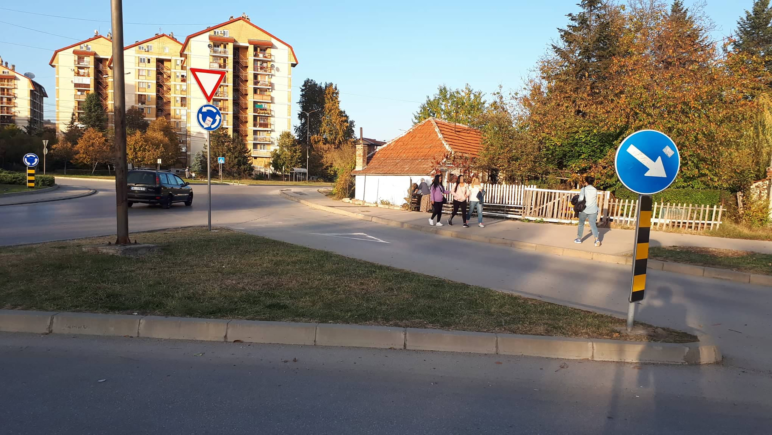 fotografije za udesa na kružnom toku u Nisu