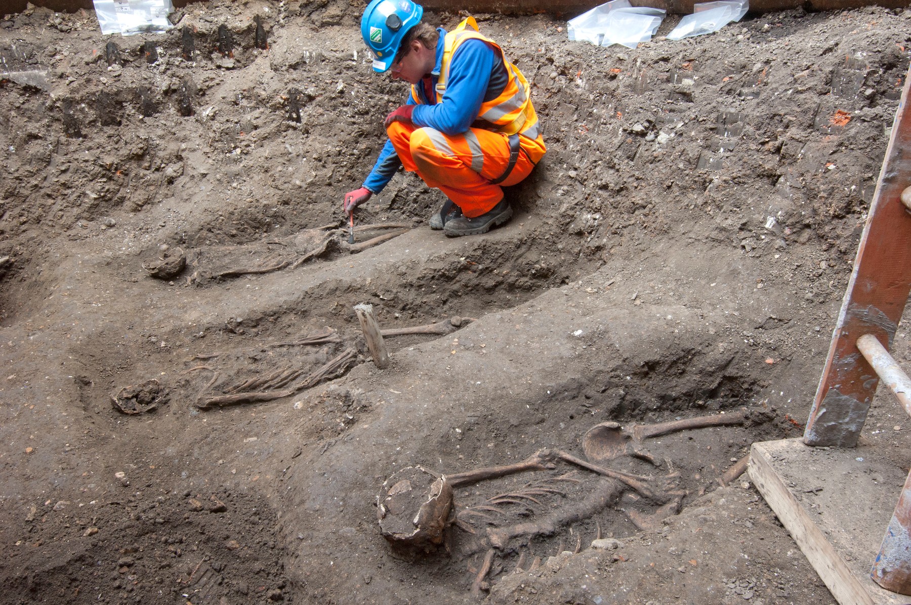 kuga, 14th Century burial ground discovered in central London during Cross Rail escavation