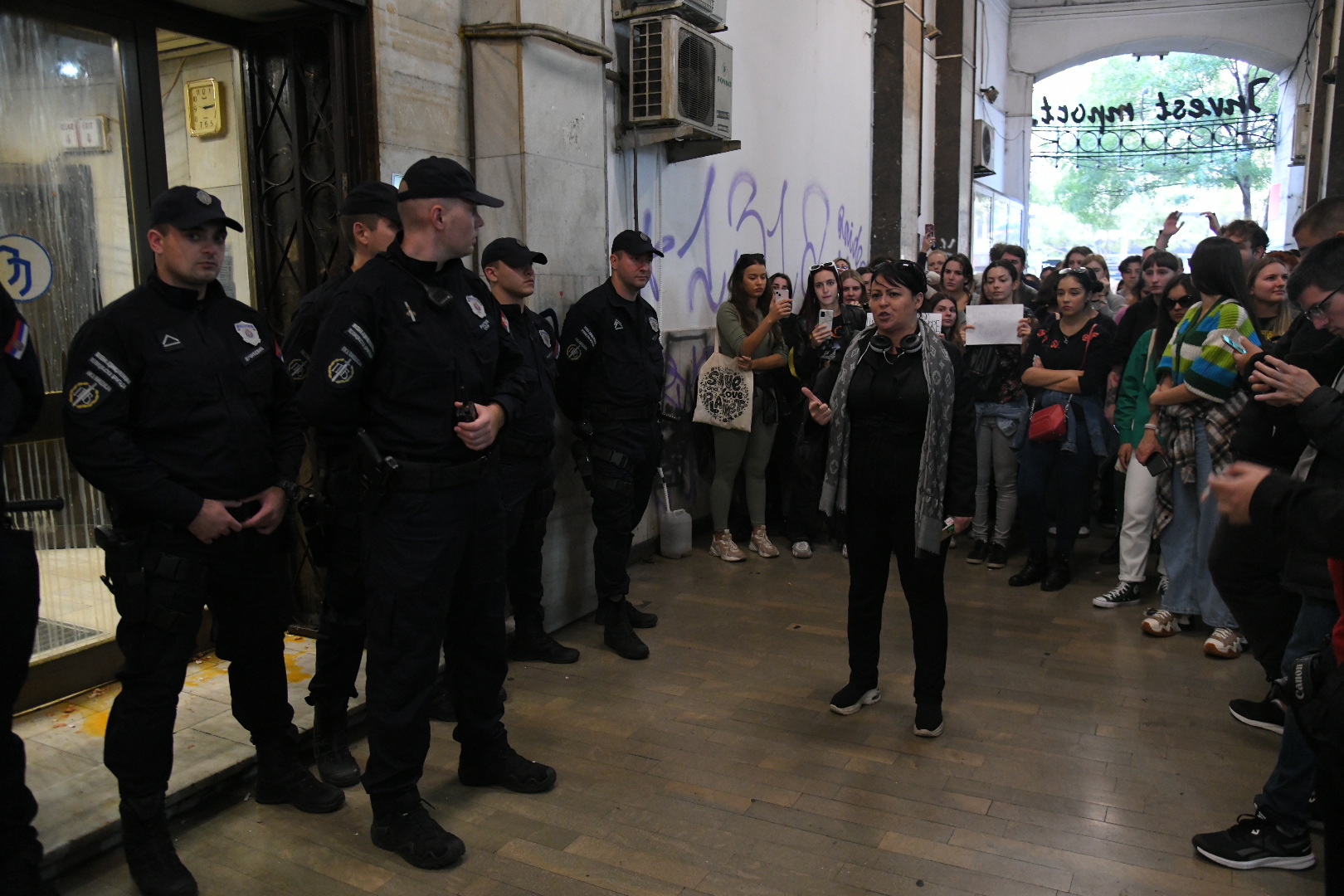 Beograd 28.09.2022. Protest ispred Informera, protest zbog intervjua sa silovateljem Igorom Miloševićem, Informer, zaustavljen saobraćaj, policija  Foto: Nemanja Jovanović/Nova.rs
