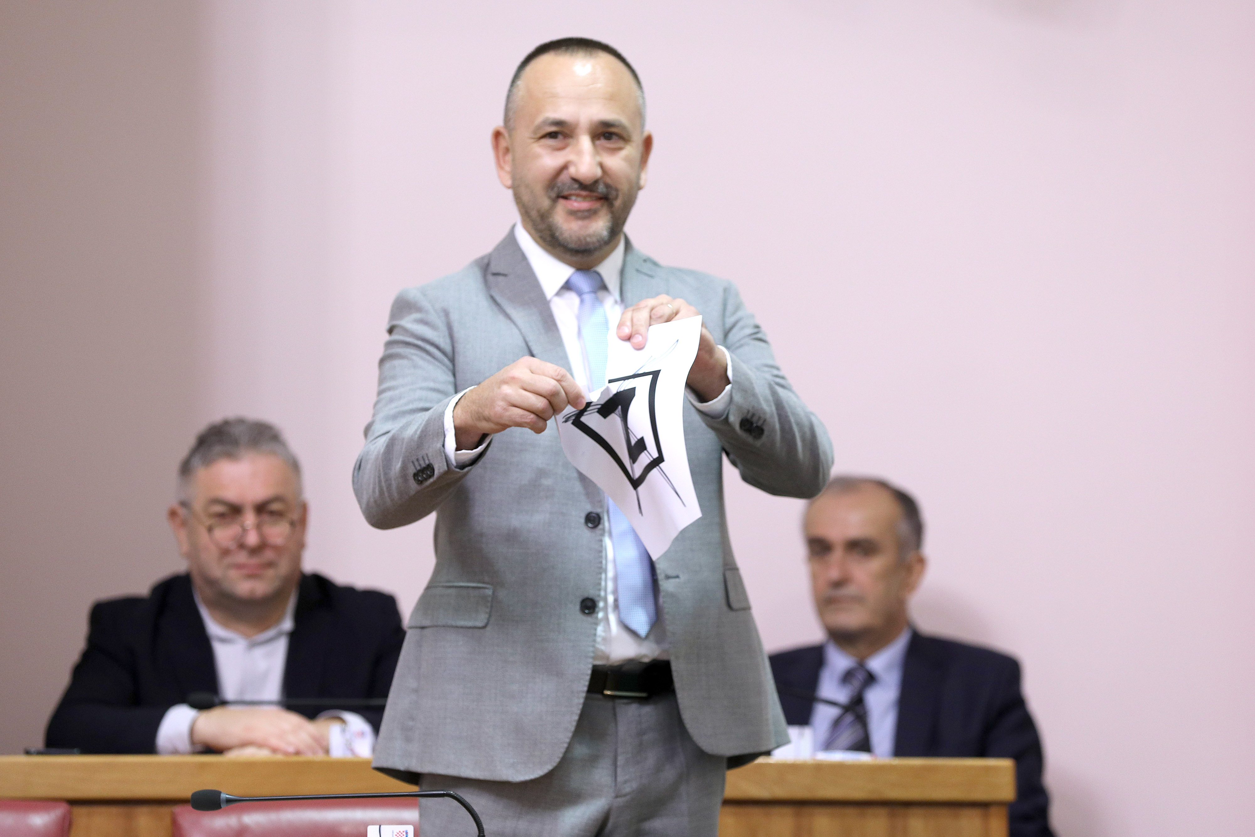 Zagreb: Hrvoje Zekanović u Saboru  izvukao papir sa slovom Z i podrapao ga
