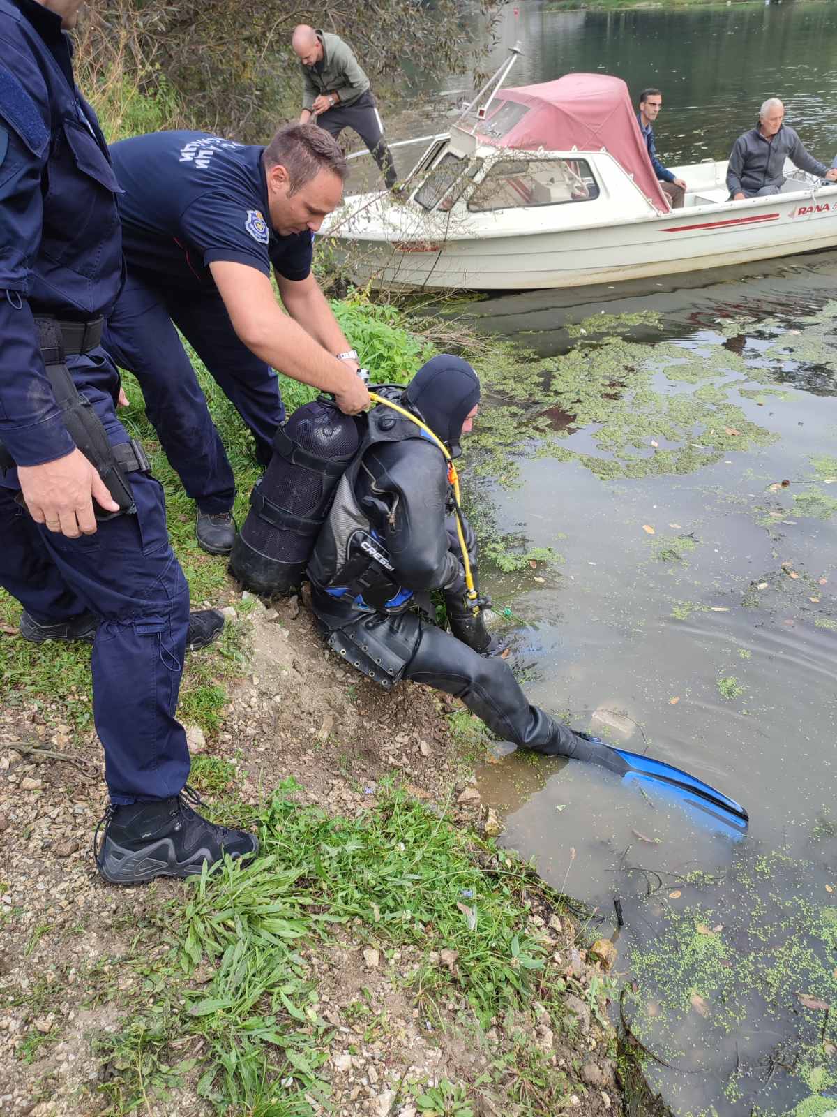 Cacak, 13. oktobra 2022.- Dve zene su poginule kada je danas pukao viseci pesacki most preko Zapadne Morave u Ovcar Banji, saznaje Tanjug. FOTO TANJUG/ OMK MUP REPUBLIKE SRBIJE, fotografija niske rezolucije/ nr