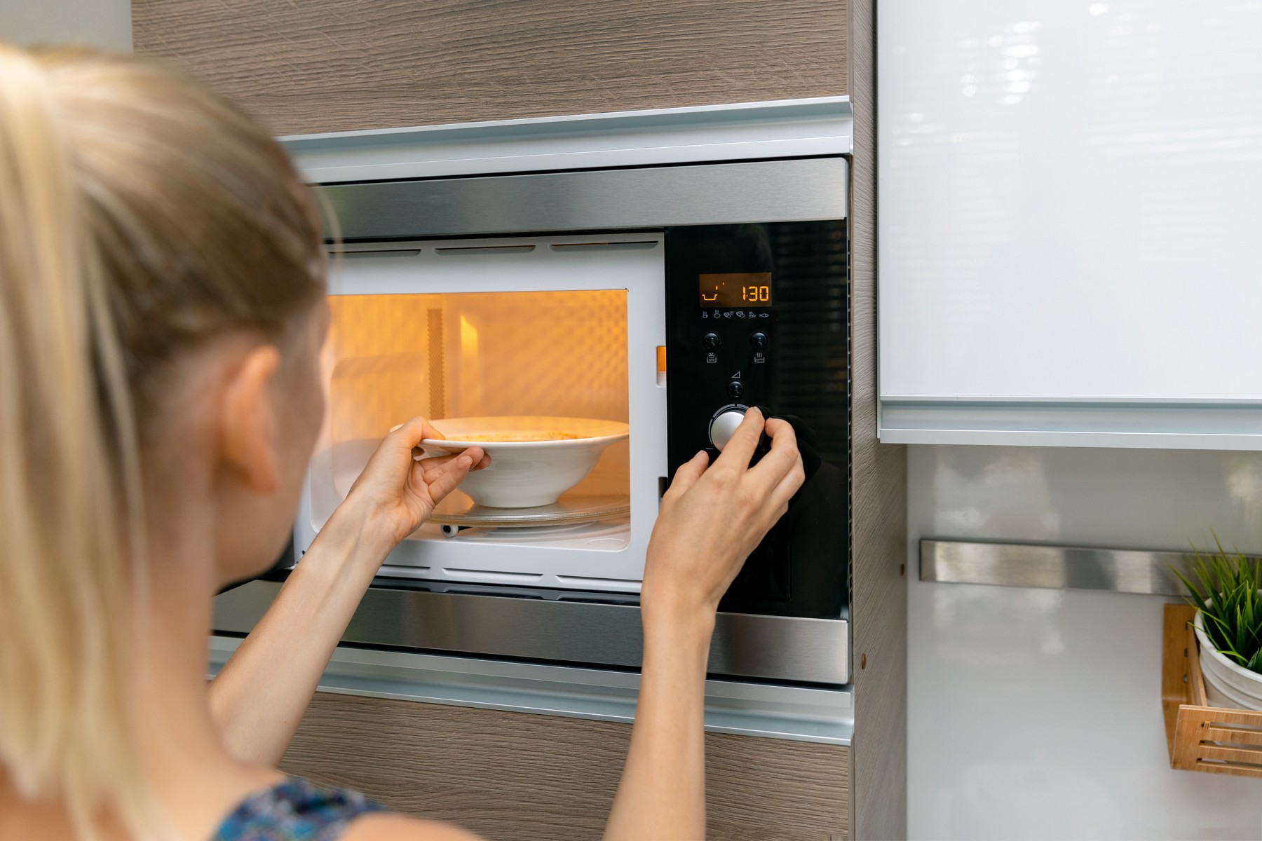 woman warm up the food in microwave oven at home,Image: 528801524, License: Royalty-free, Restrictions: , Model Release: yes, Credit line: Ronalds Stikans / Panthermedia / Profimedia