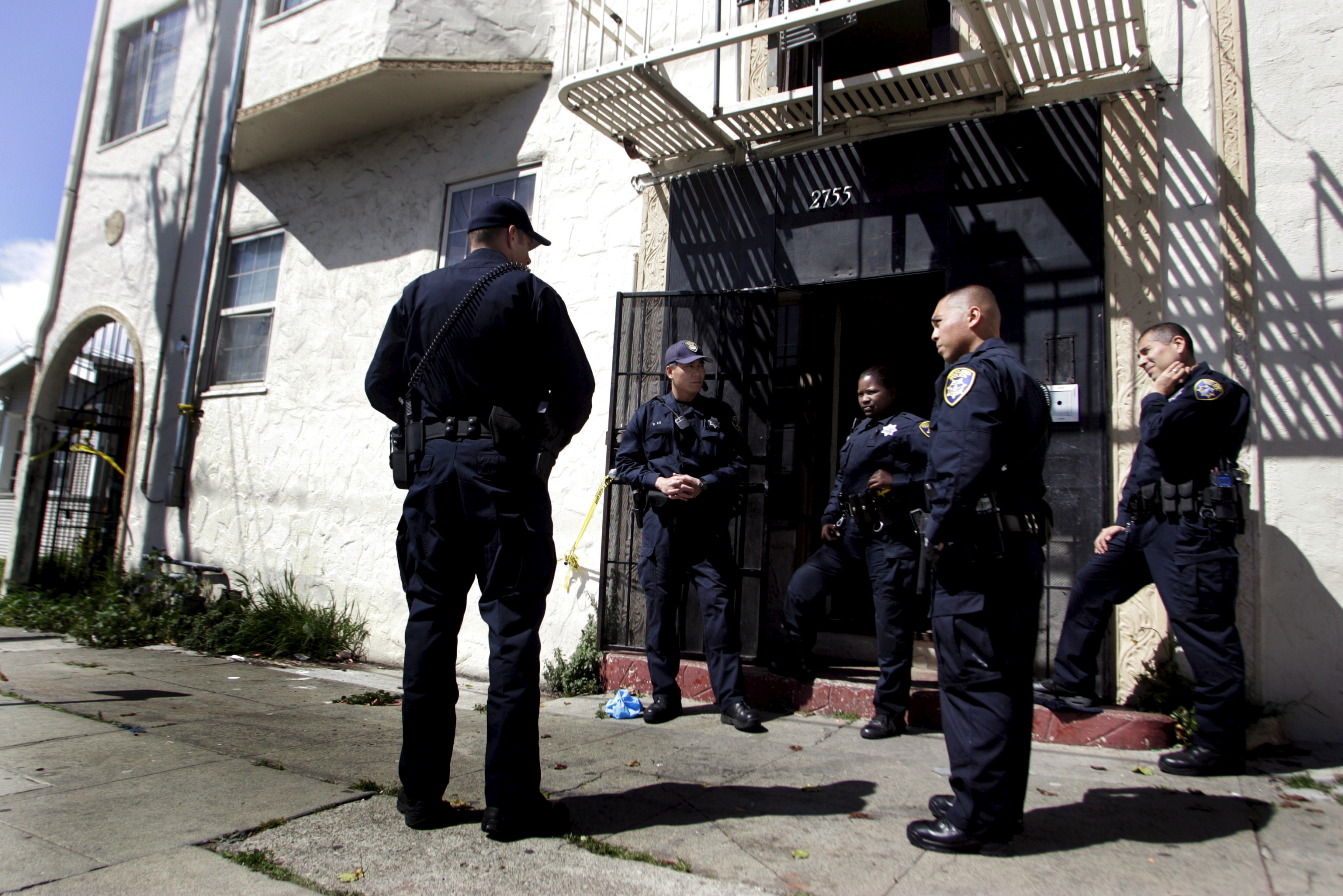 epa01673599 Oakland Police guard the building where they exchanged gunfire with slain suspect Lovell Mixon in Oakland, California USA 22 March 2009.  Four Oakland Police officers were killed.  EPA/HO/OAKLAND POLICE DEPARTMENT