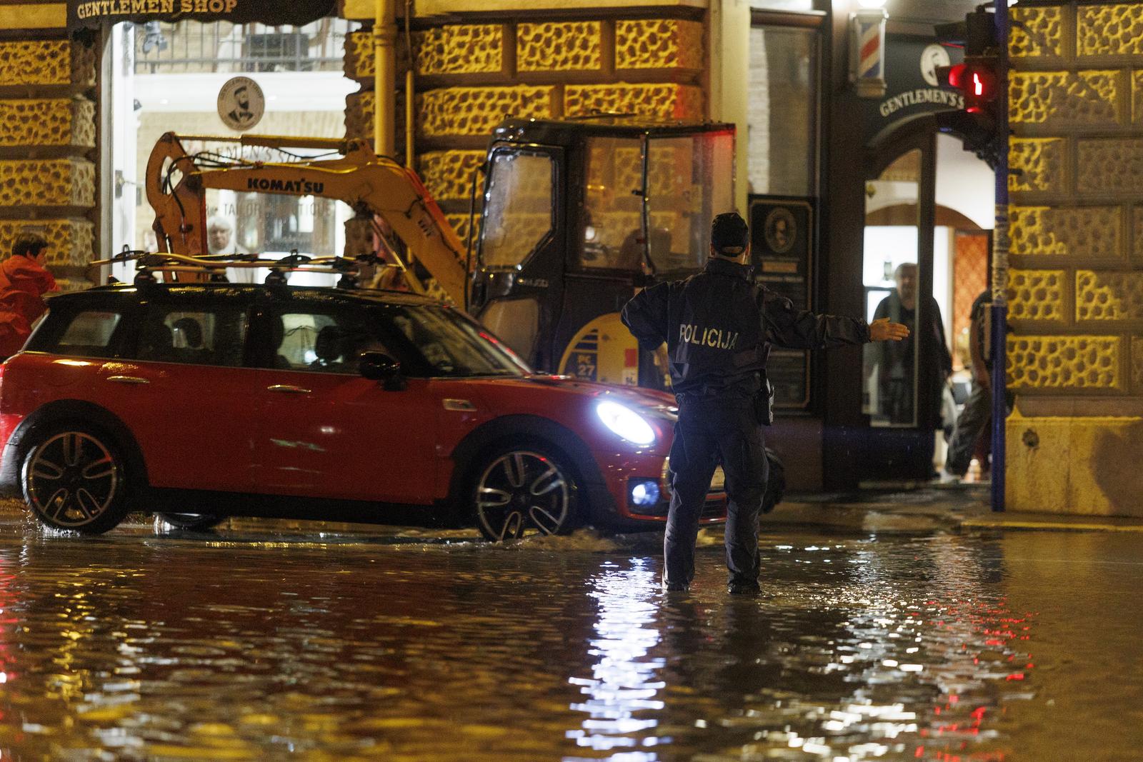 28.09.2022., Rijeka -  Zbog obilne kise poplavila je ulica Fiumara. Neki automobilo ostali su zarobljeni u vodi, vatrogasci i policija na terenu.
 Photo: Nel Pavletic/PIXSELL