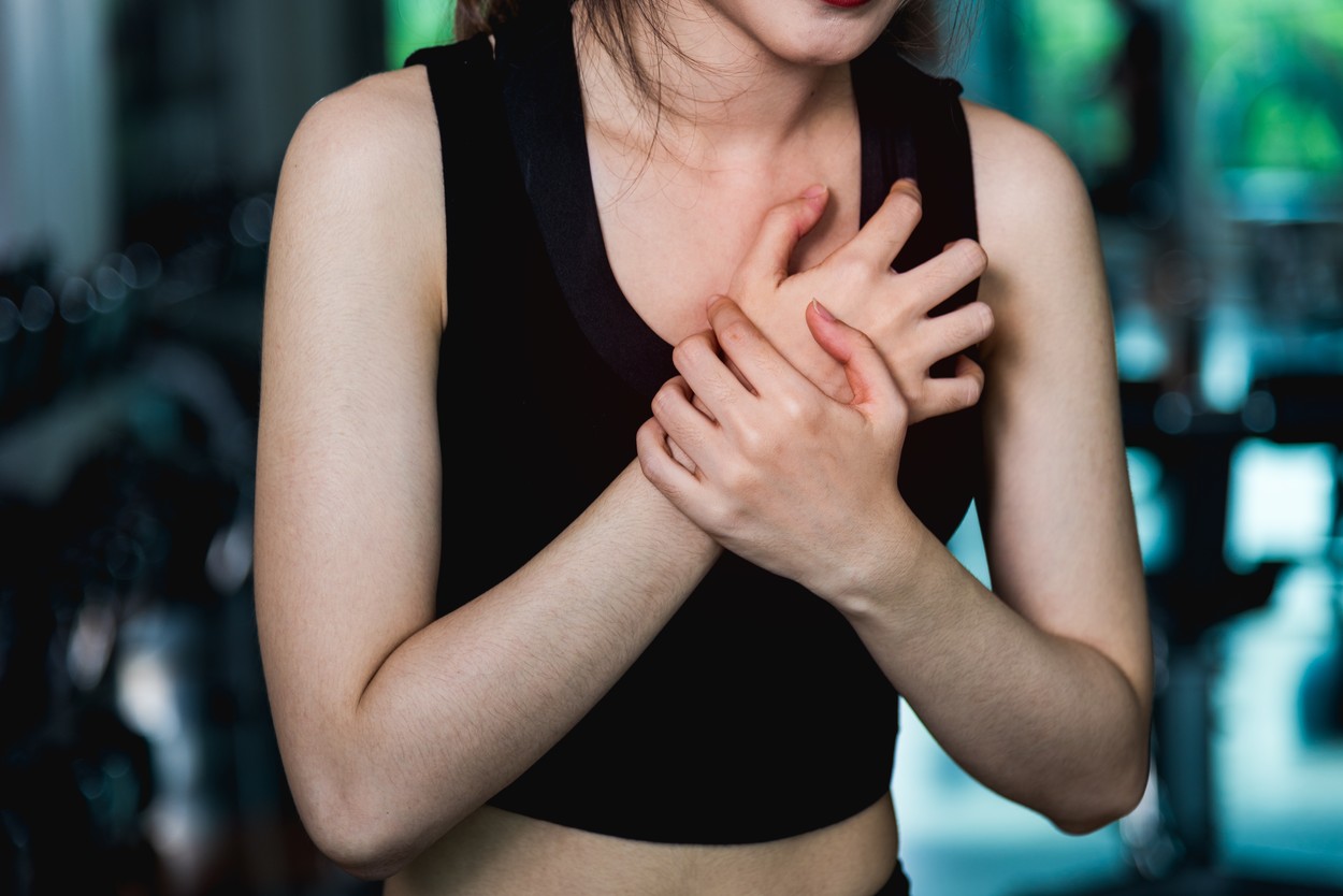 Woman injury pain chest attack heart after workout training exercise at fitness gym,Image: 649368073, License: Royalty-free, Restrictions: , Model Release: no, Credit line: Sorapop Udomsri / Panthermedia / Profimedia