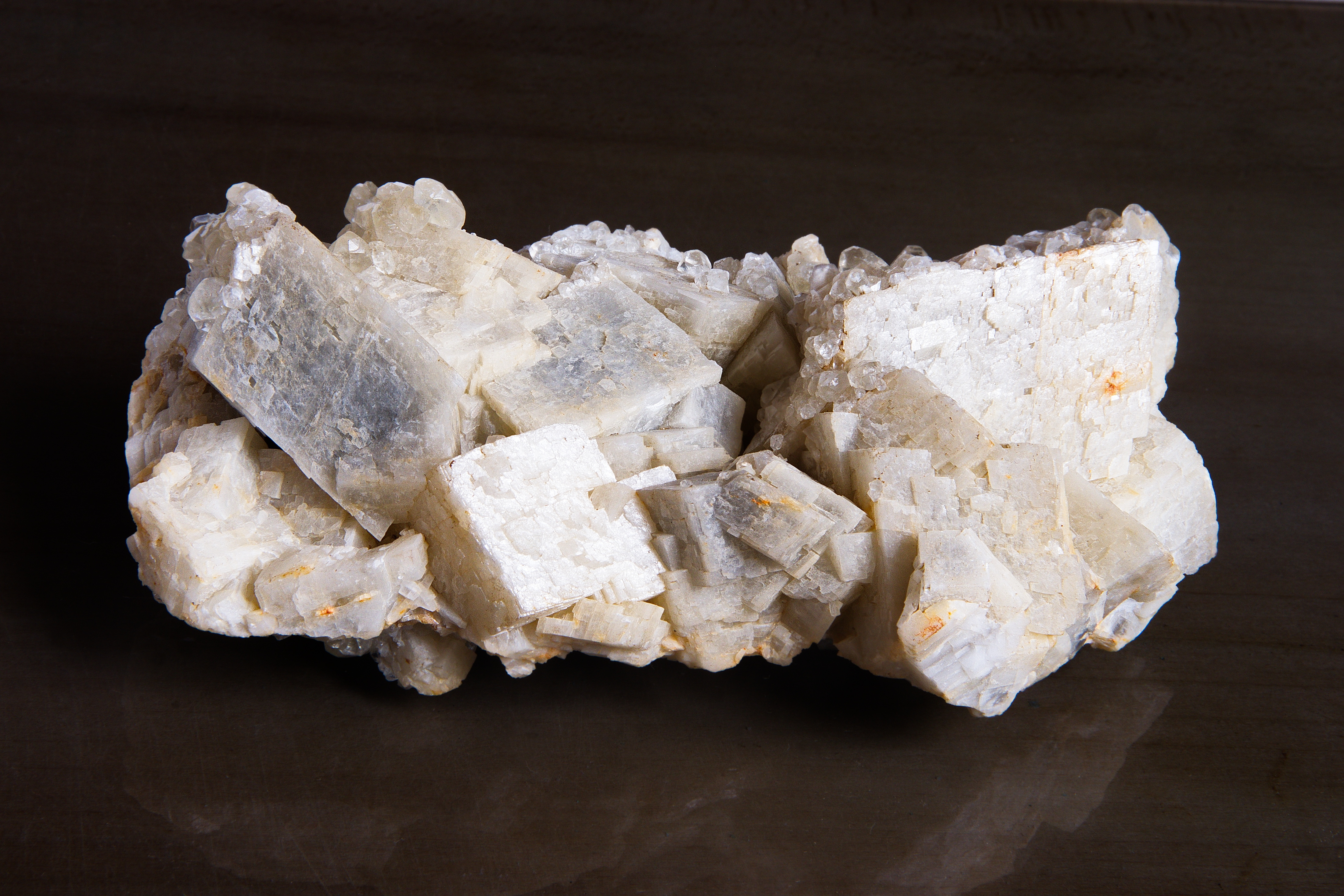 kalcit
Close-up of druse calcite crystals. A sample of calcite minerals on dark background. Mineral calcite crystals surface background. Selective focus.