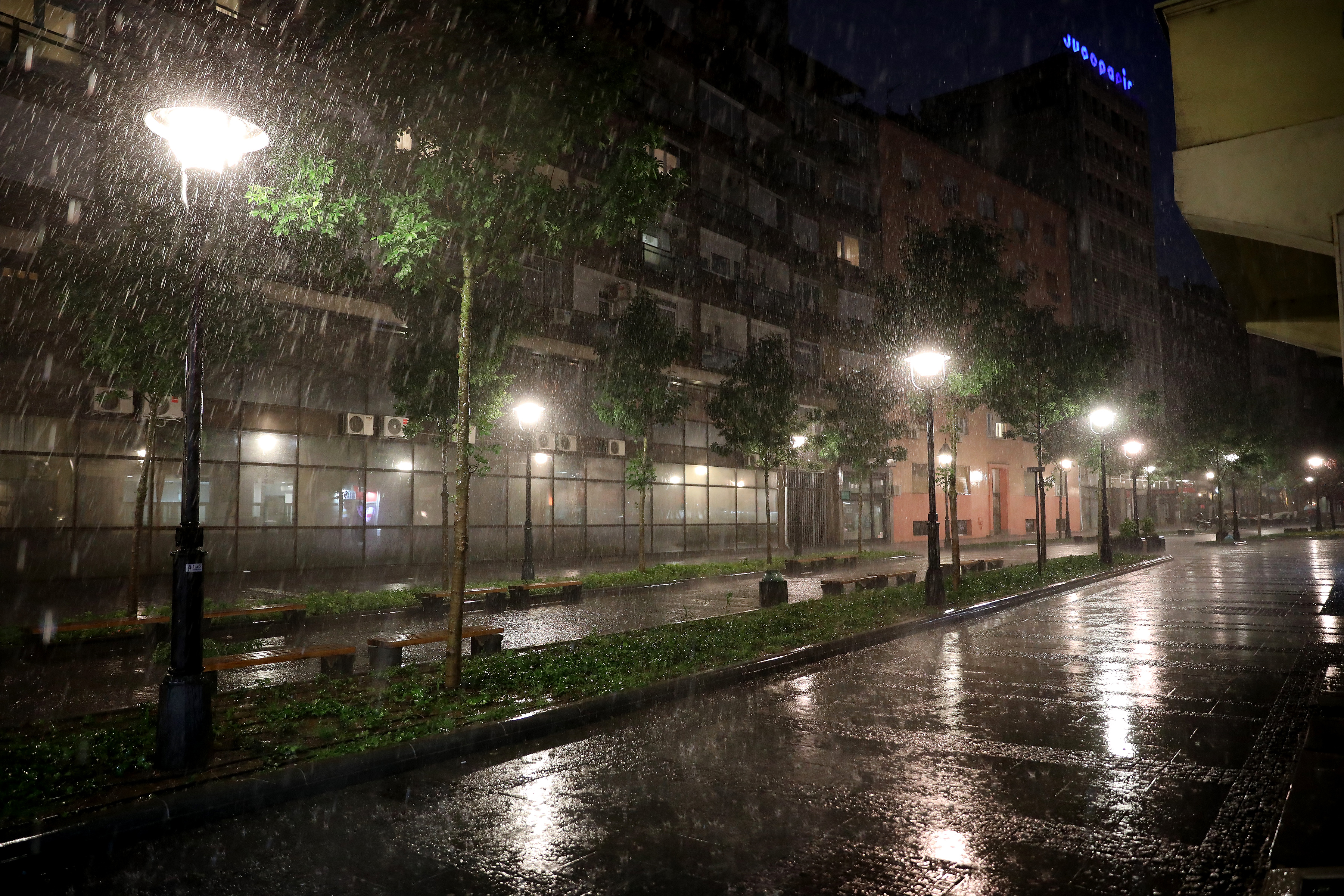 A storm accompanied by heavy rain and thunder struck Belgrade.Nevreme praceno obilnim kisom i grmljavinom pogodilo Beograd.