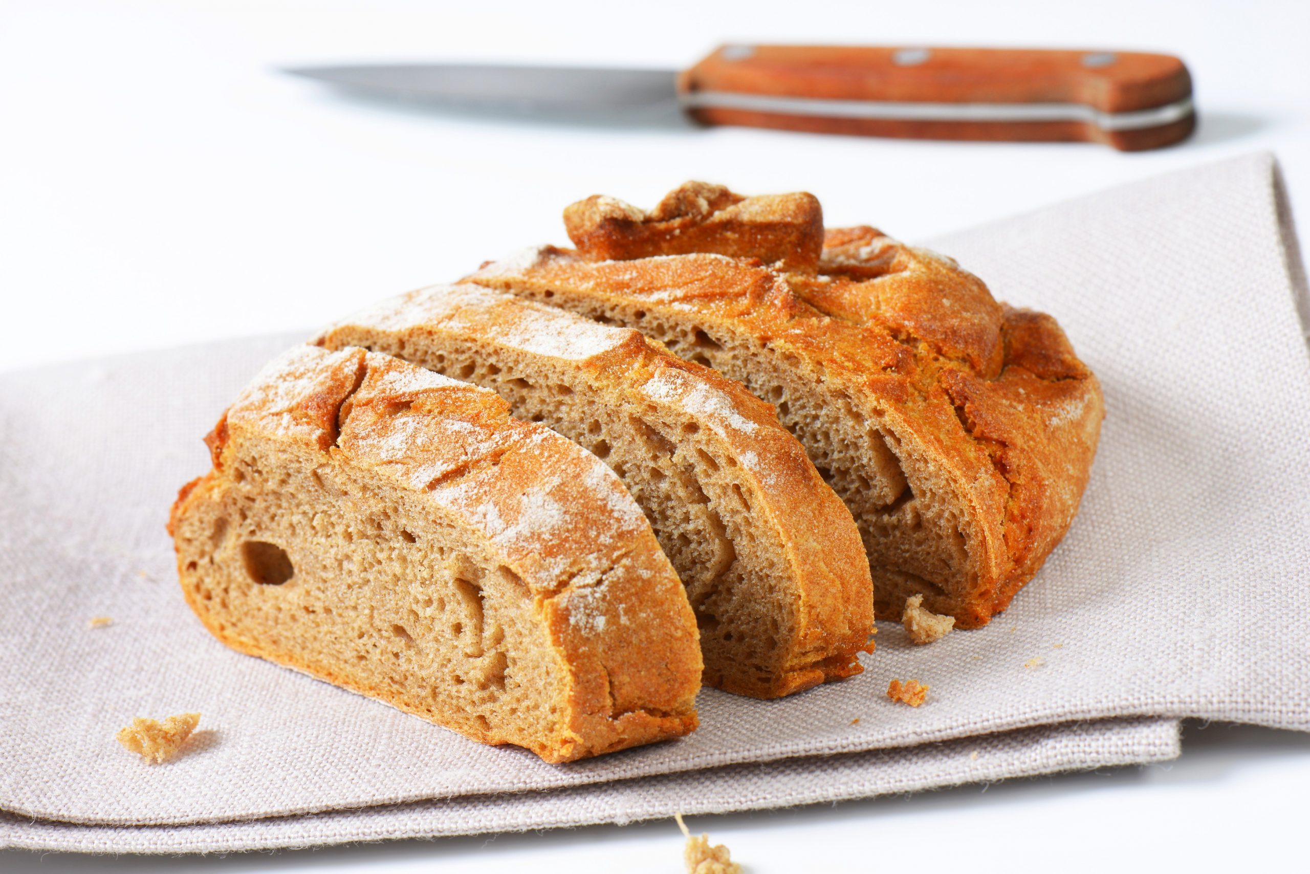 Sliced loaf of bread with crispy crust,Image: 232115788, License: Rights-managed, Restrictions: , Model Release: no, Credit line: - / Digifoodstock / Profimedia