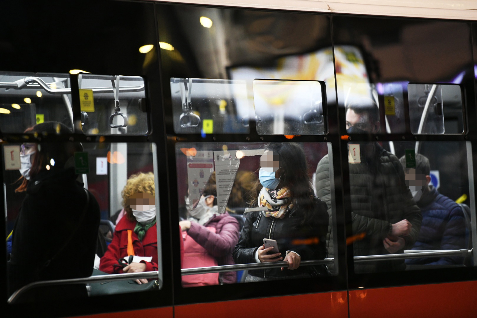 BEOGRAD 06.11.2020 Beograd, ulice Beograda, korona, GSP, autobus, putnici, maske foto:Vesna Lalić/Nova.rs