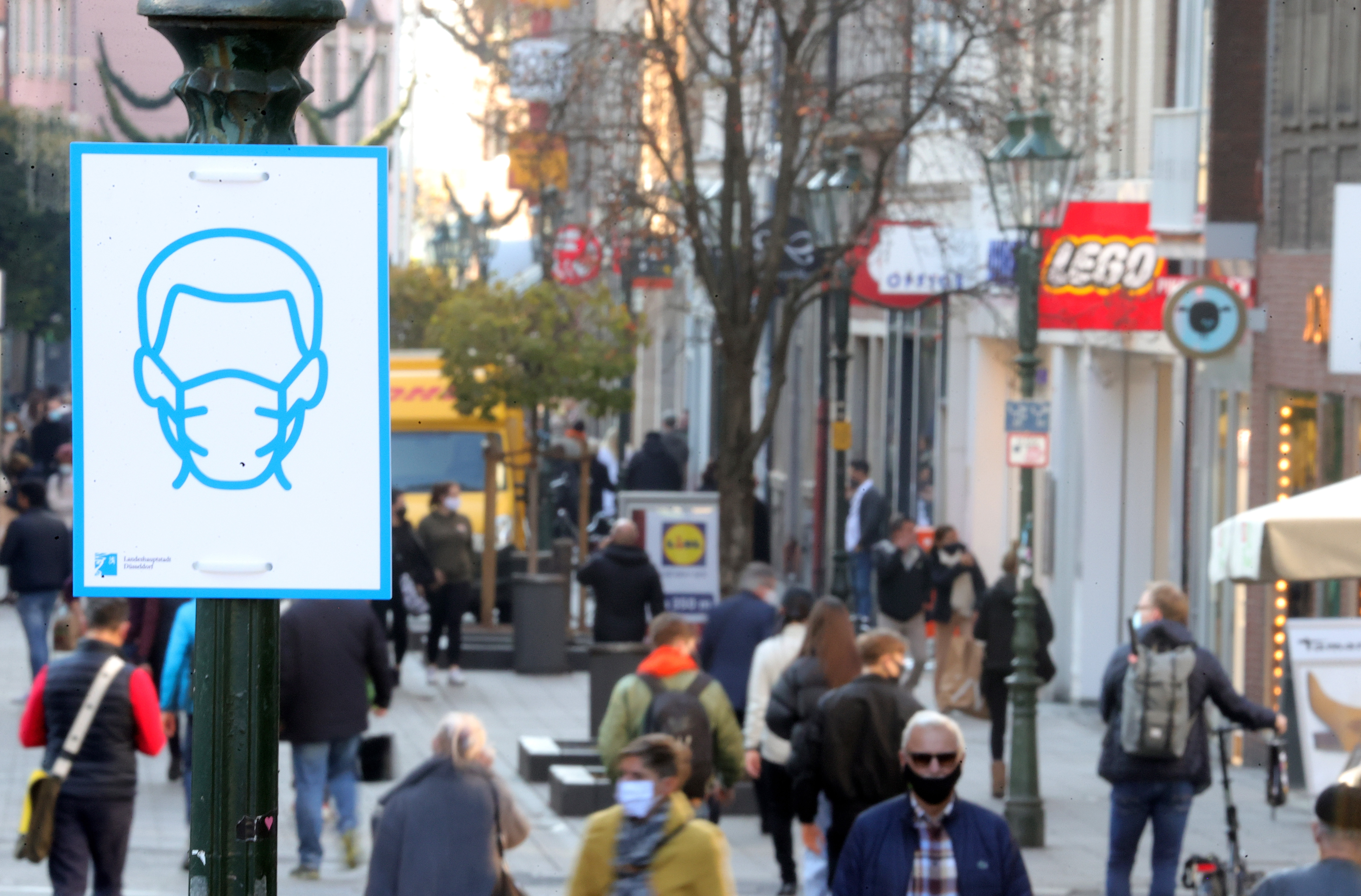 Face masks pictogram in Duesseldorf's city centre